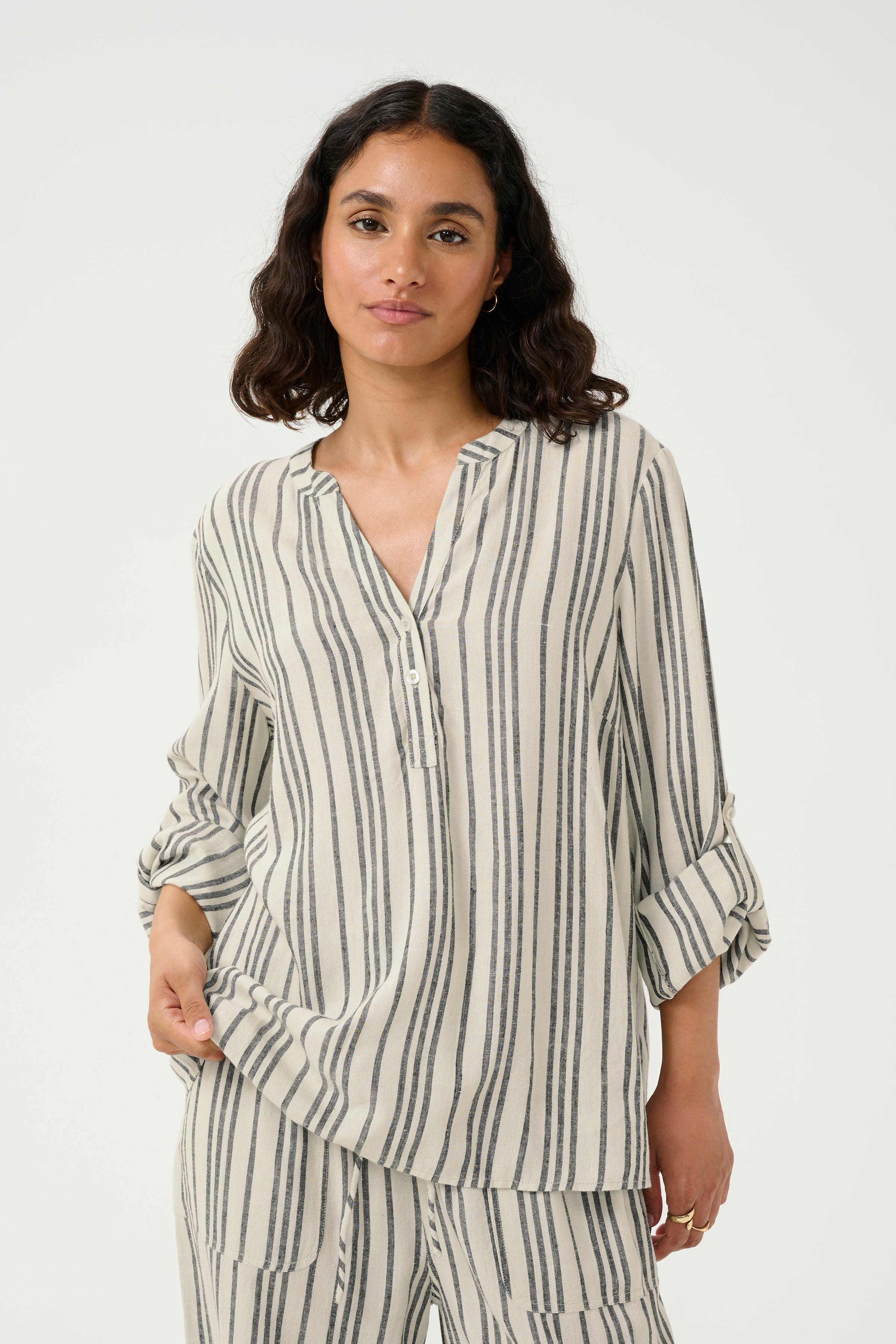 KAmilia Blouse LOOKBOOK FRONT 10508313-107124