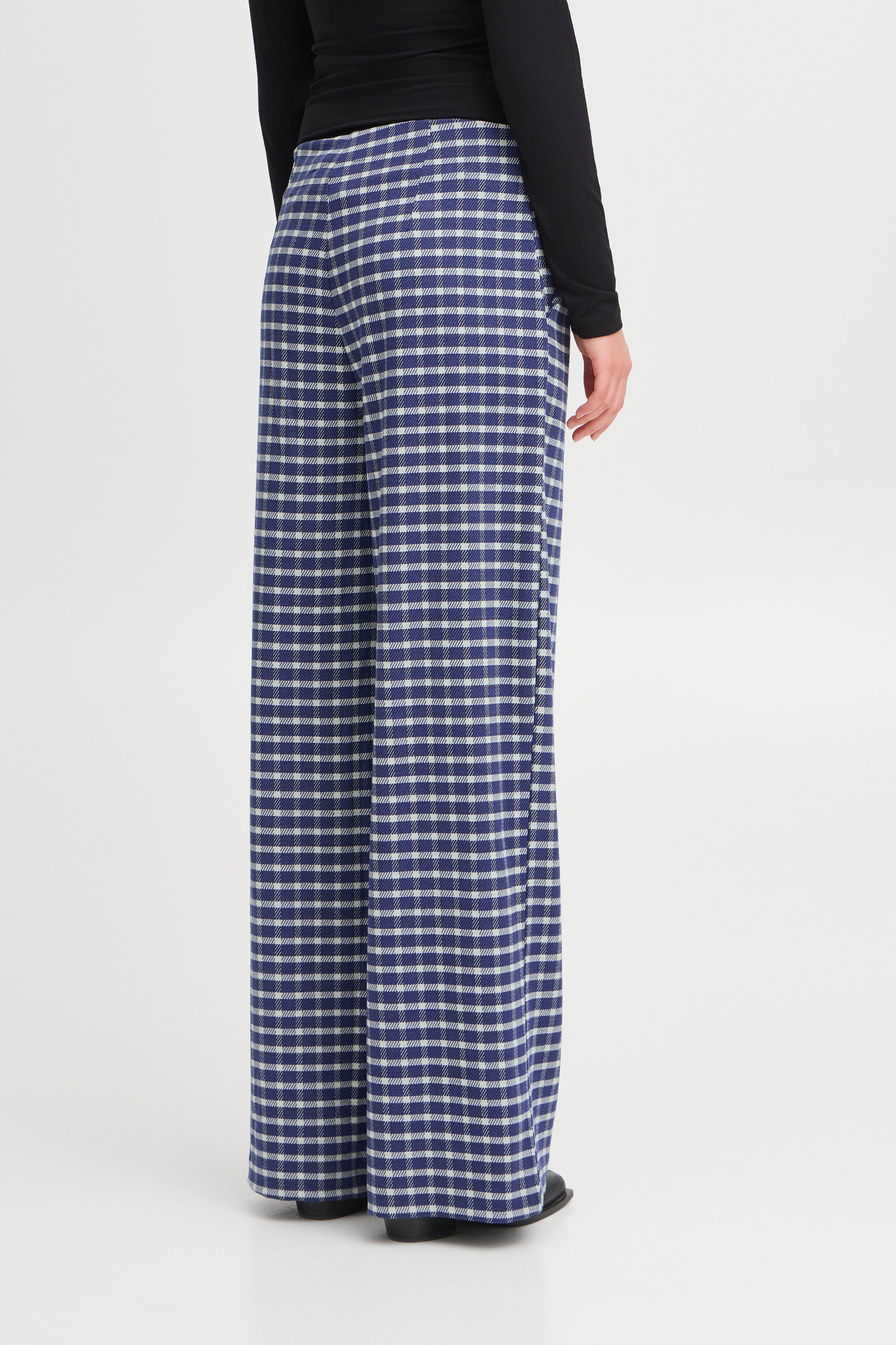 IHKATE CHECLÉ Casual pants LOOKBOOK BACK 20122527-204151