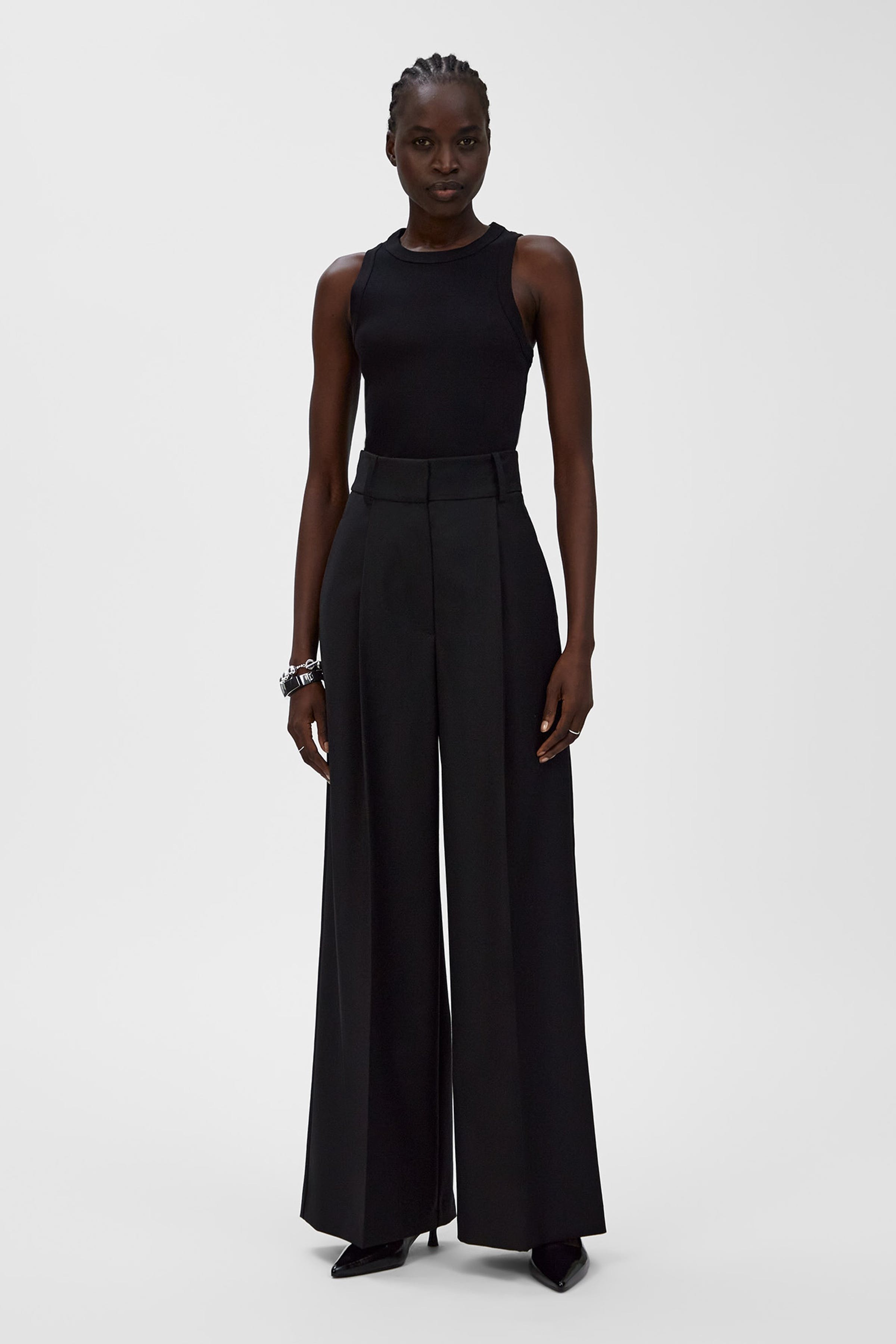 KLARA Top LOOKBOOK FRONT 30600447-BK999