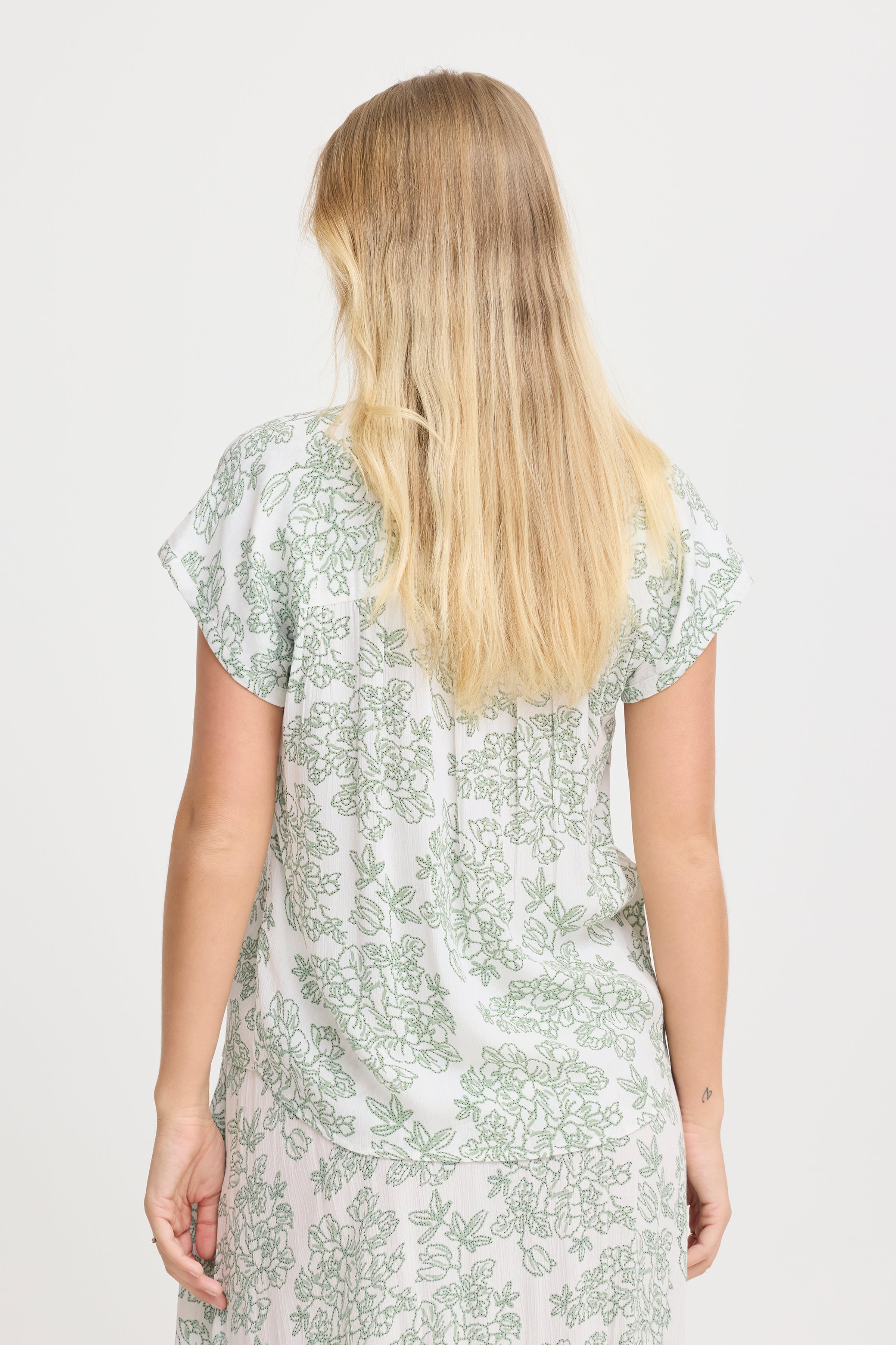 FREASE Blouse LOOKBOOK BACK 20615597-204726