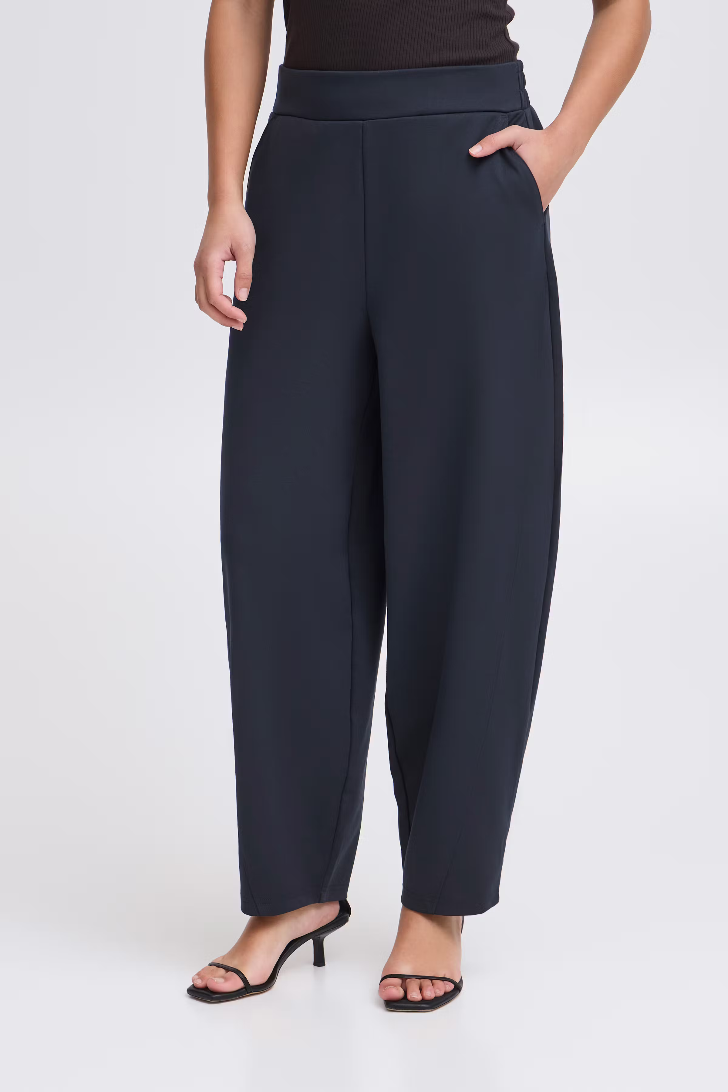 IXKATE BARREL Trousers LOOKBOOK FRONT 20123727-194010