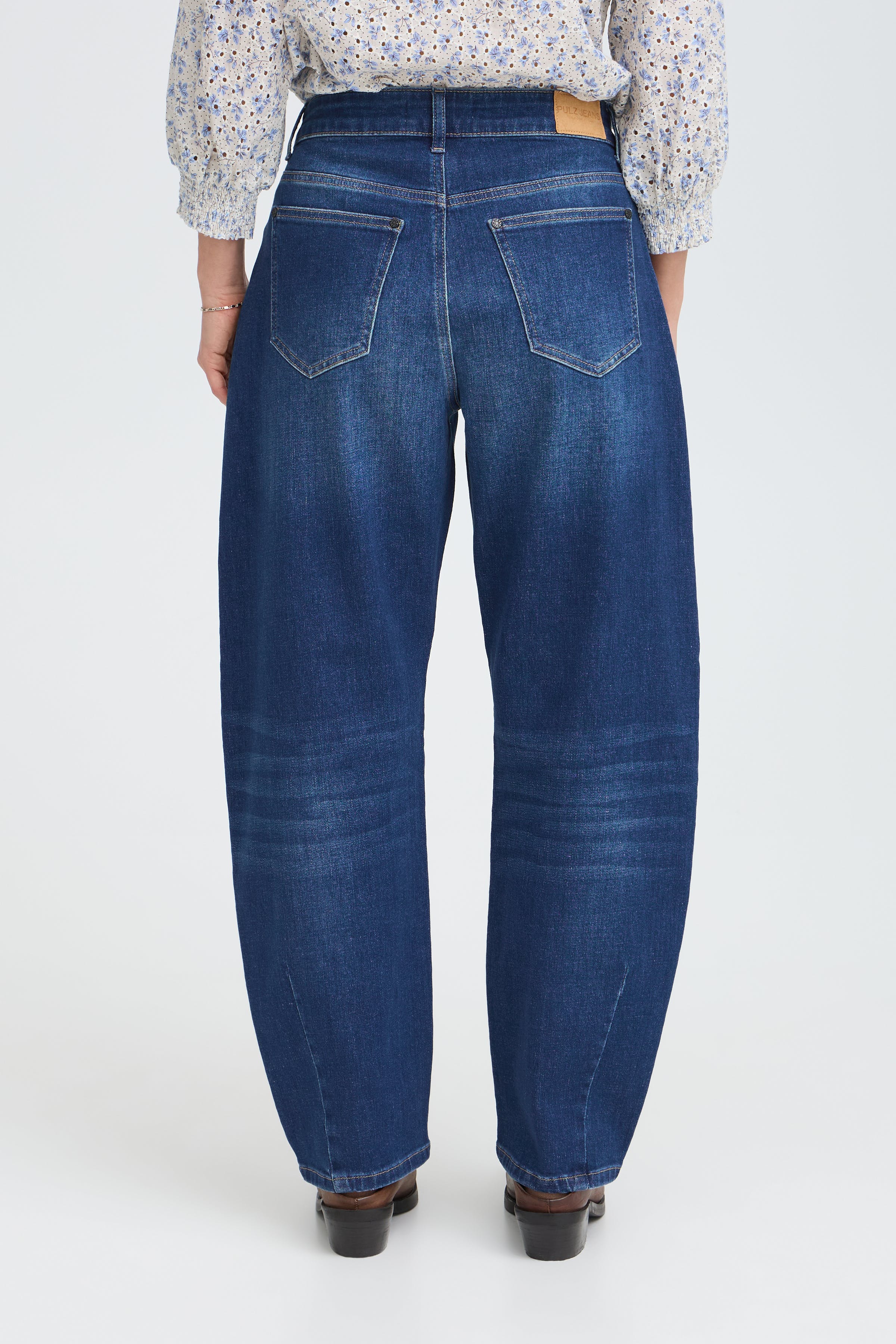 PZANNI HW JEANS BARREL LEG LOOKBOOK BACK 50210210-200002