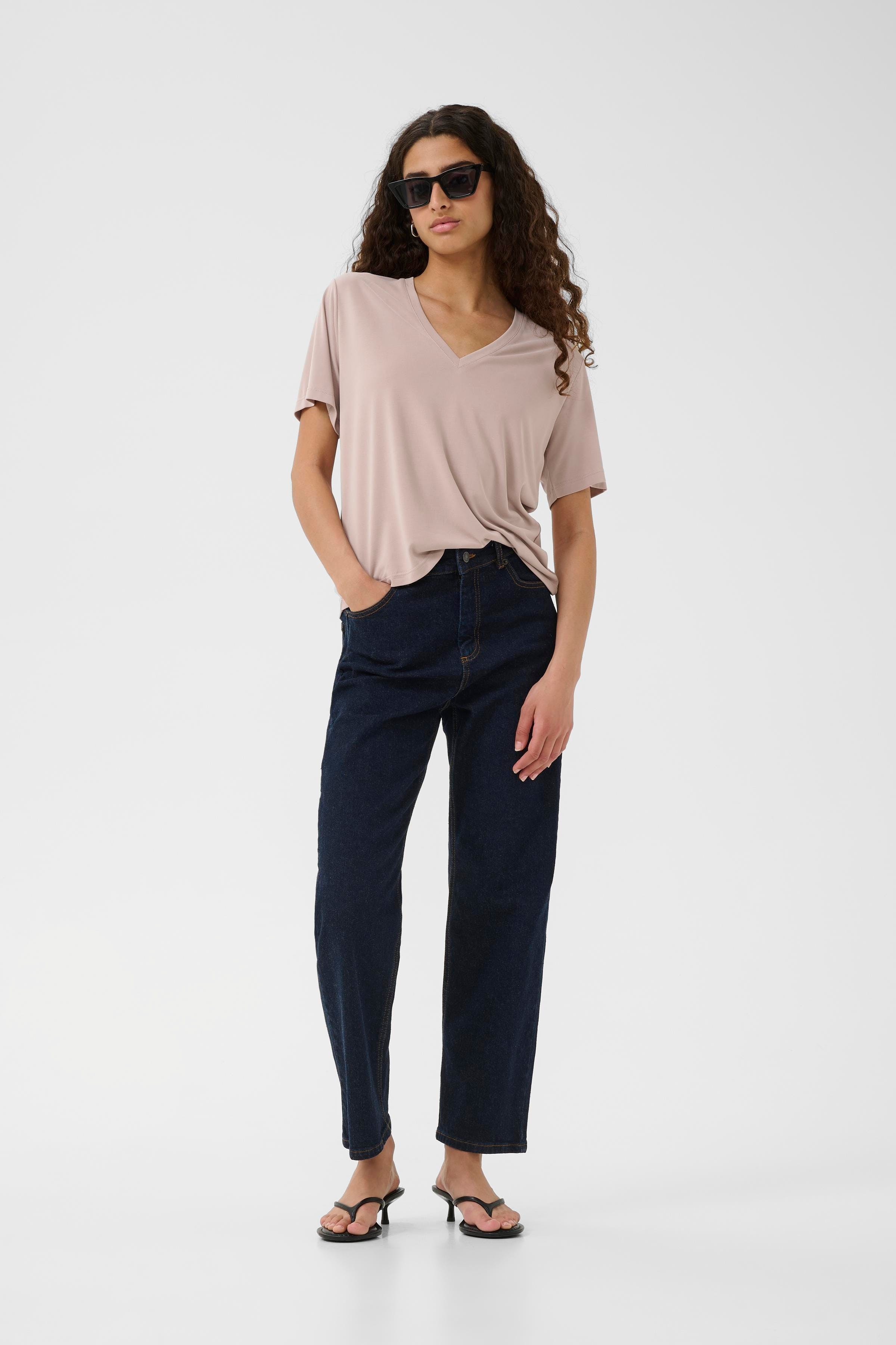 LilianaIW Base V-Neck T-shirt LOOKBOOK FRONT 30109353-151506