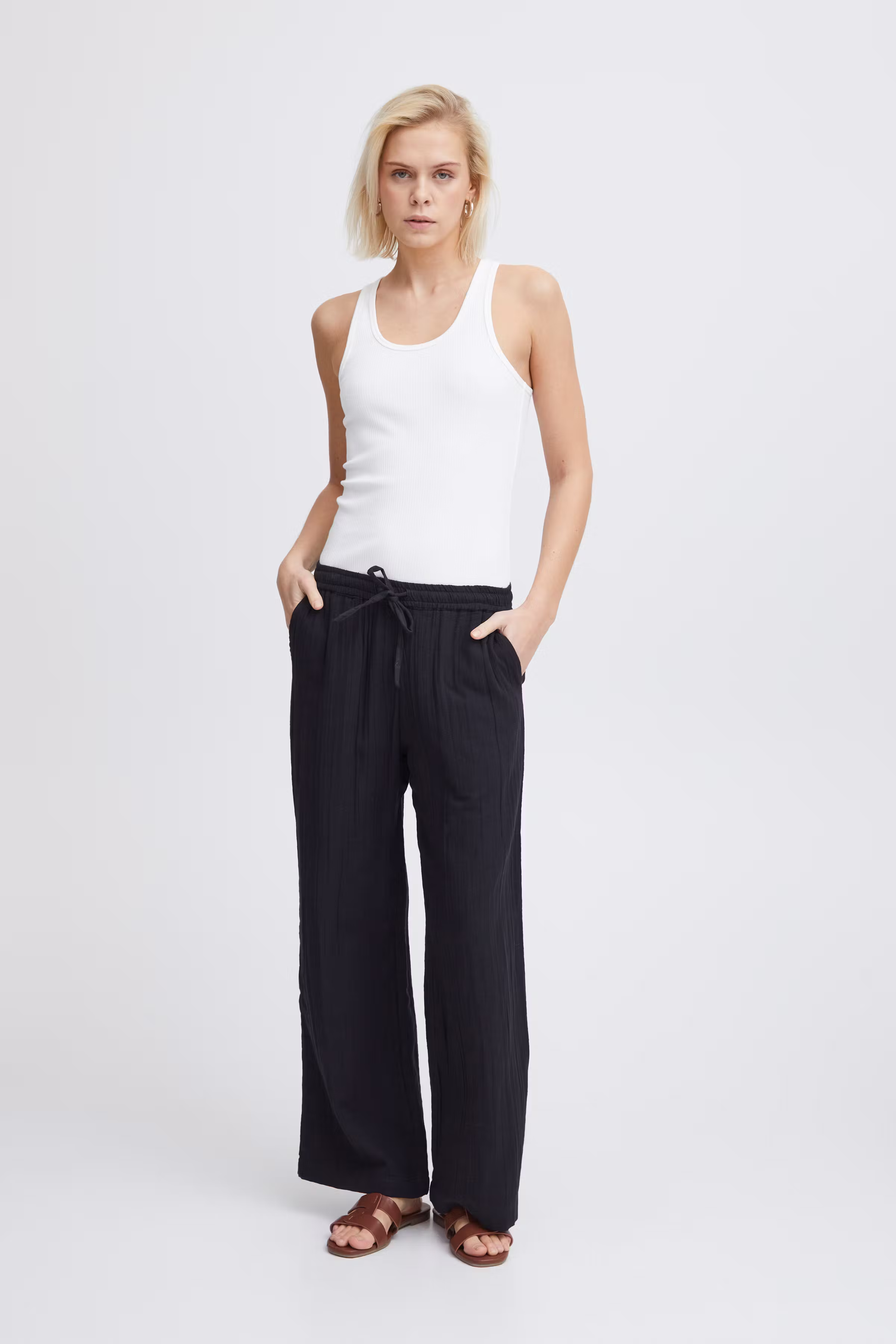 IAFOXA Byxor LOOKBOOK FRONT 20121644-194008