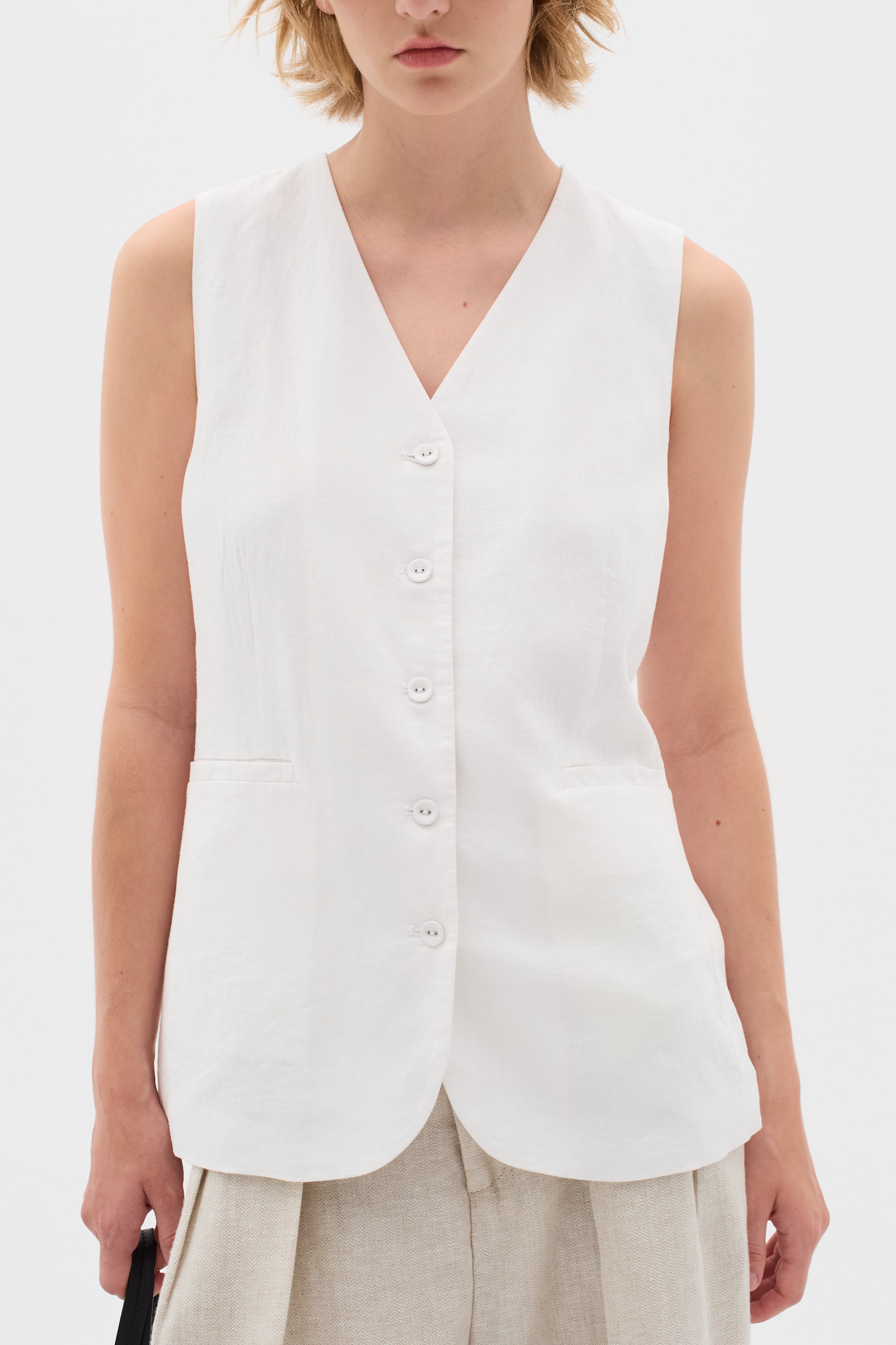 FaridaIW Linen Waistcoat LOOKBOOK FRONT 30110439-300001