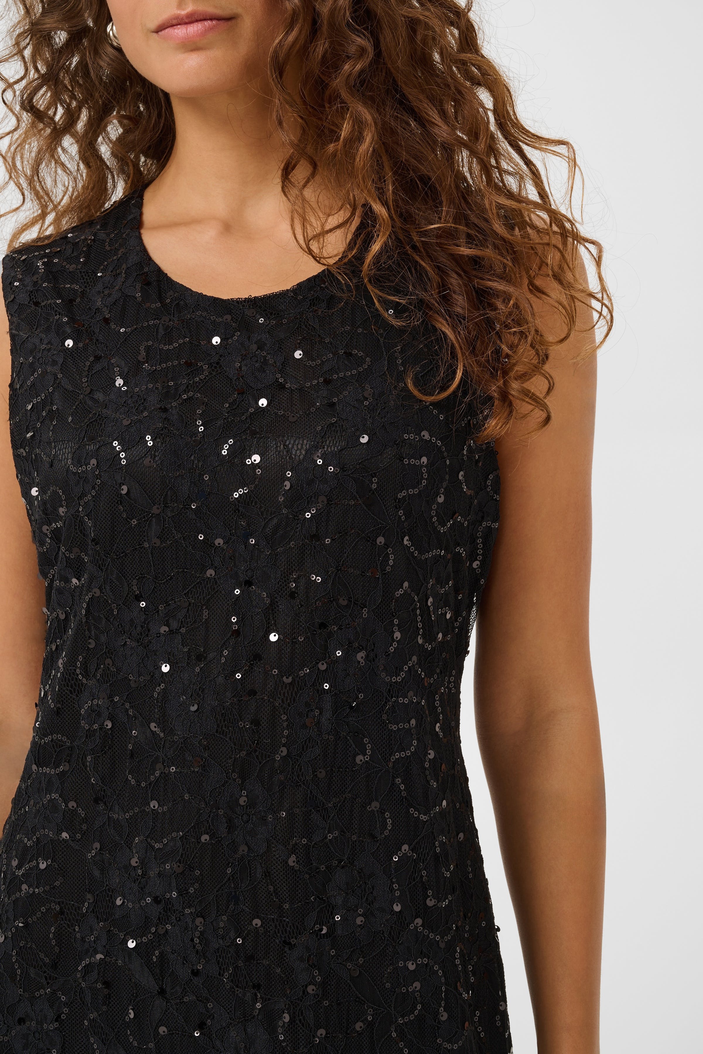 CUROBIN Sequin dress
 LOOKBOOK DETAIL 50114090-194008