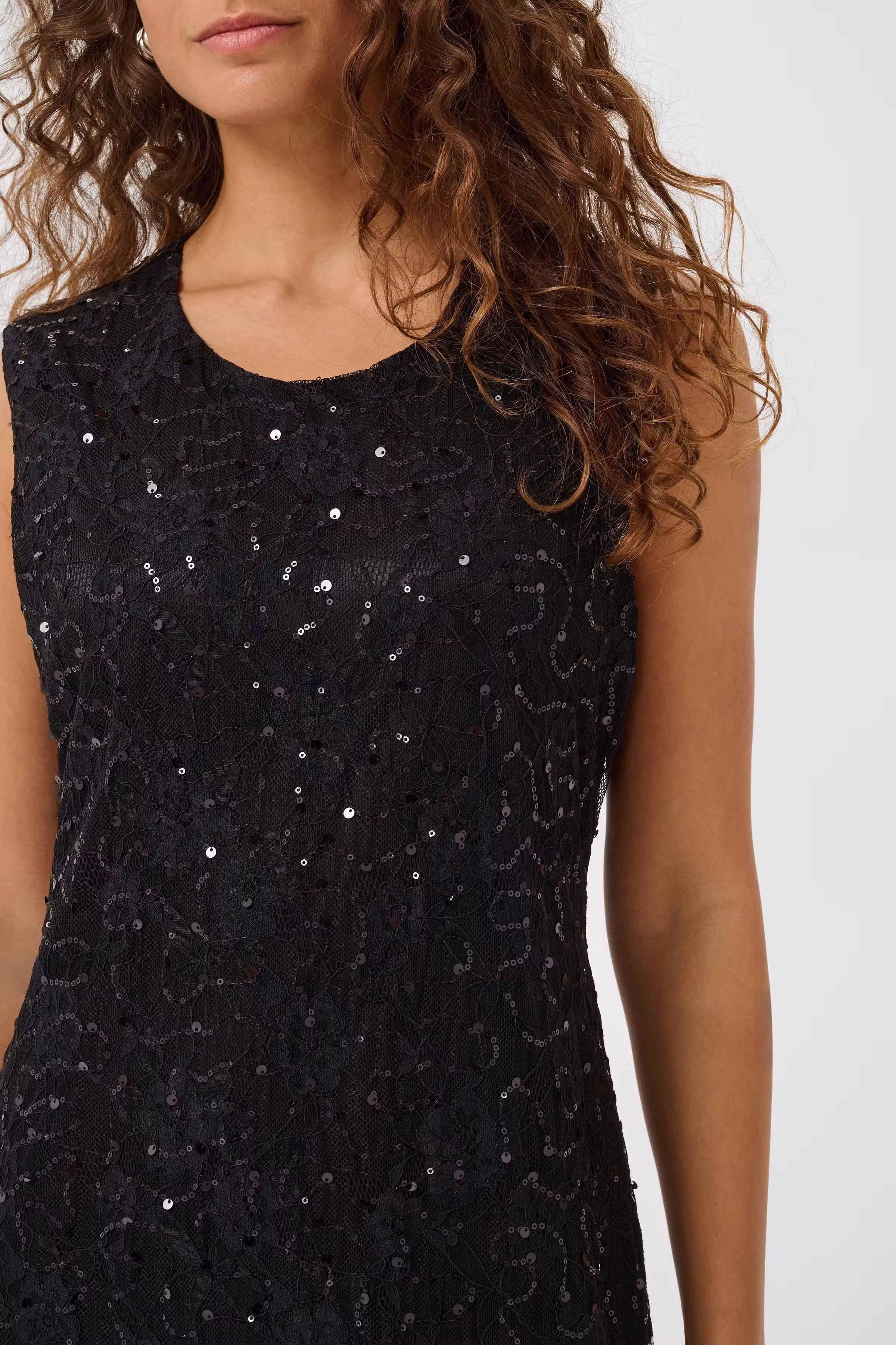 CUROBIN Sequin dress
 LOOKBOOK DETAIL 50114090-194008