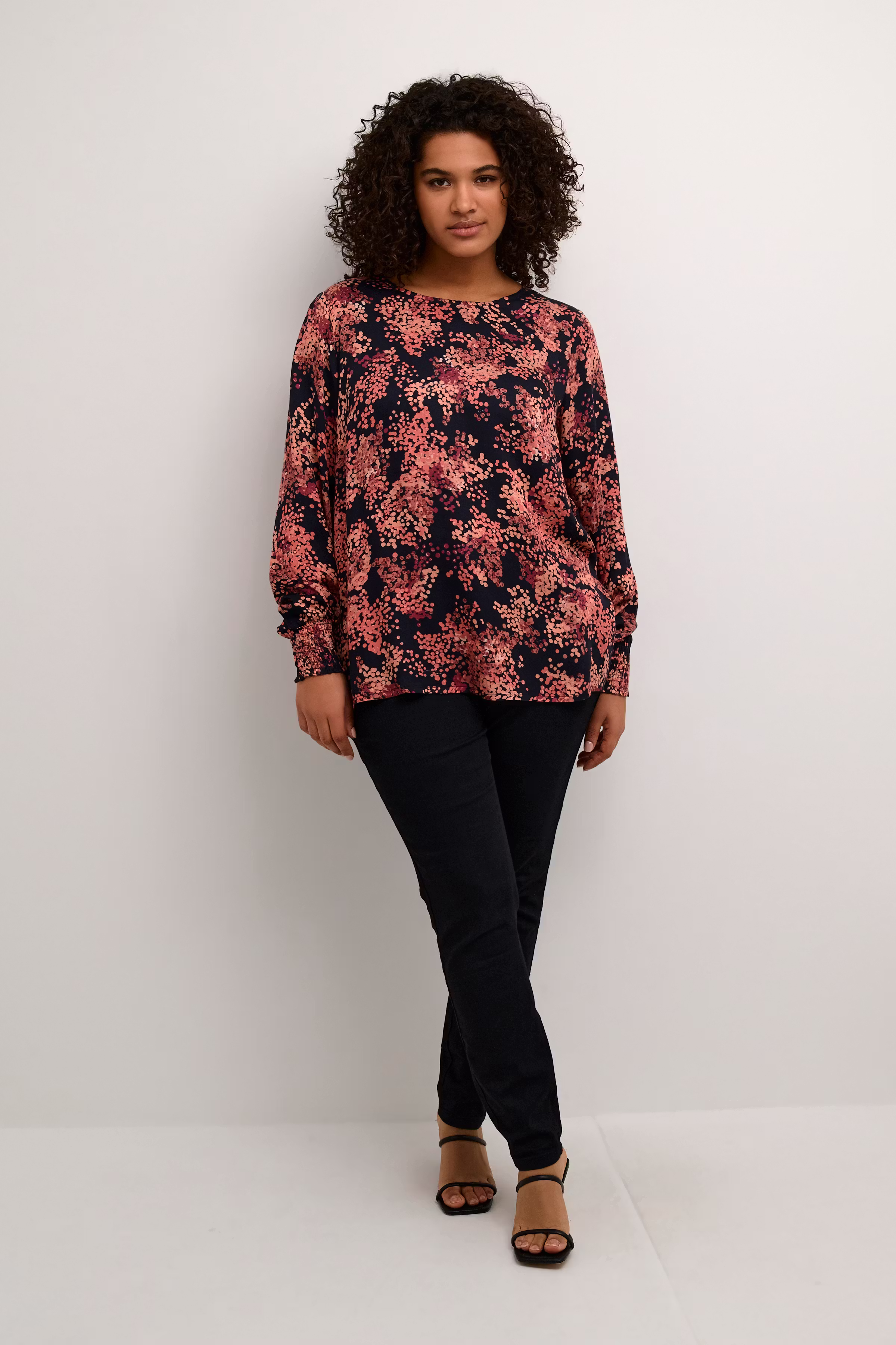 KCjeanetta Bluse LOOKBOOK FRONT 10582625-103570