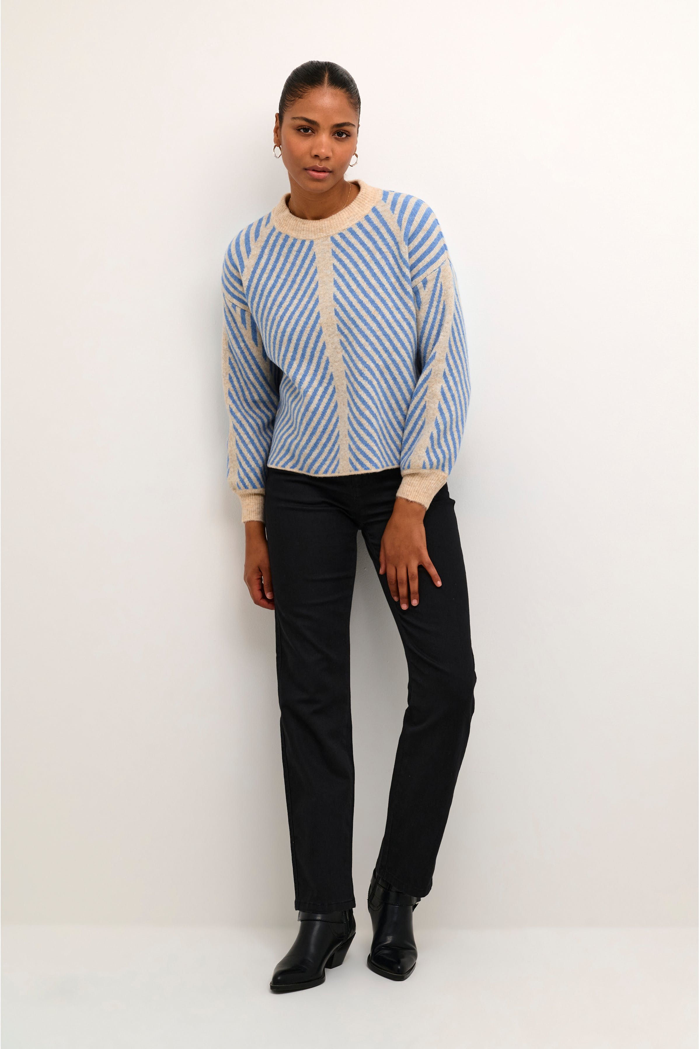 KAvera Pullover LOOKBOOK FRONT 10507817-104928