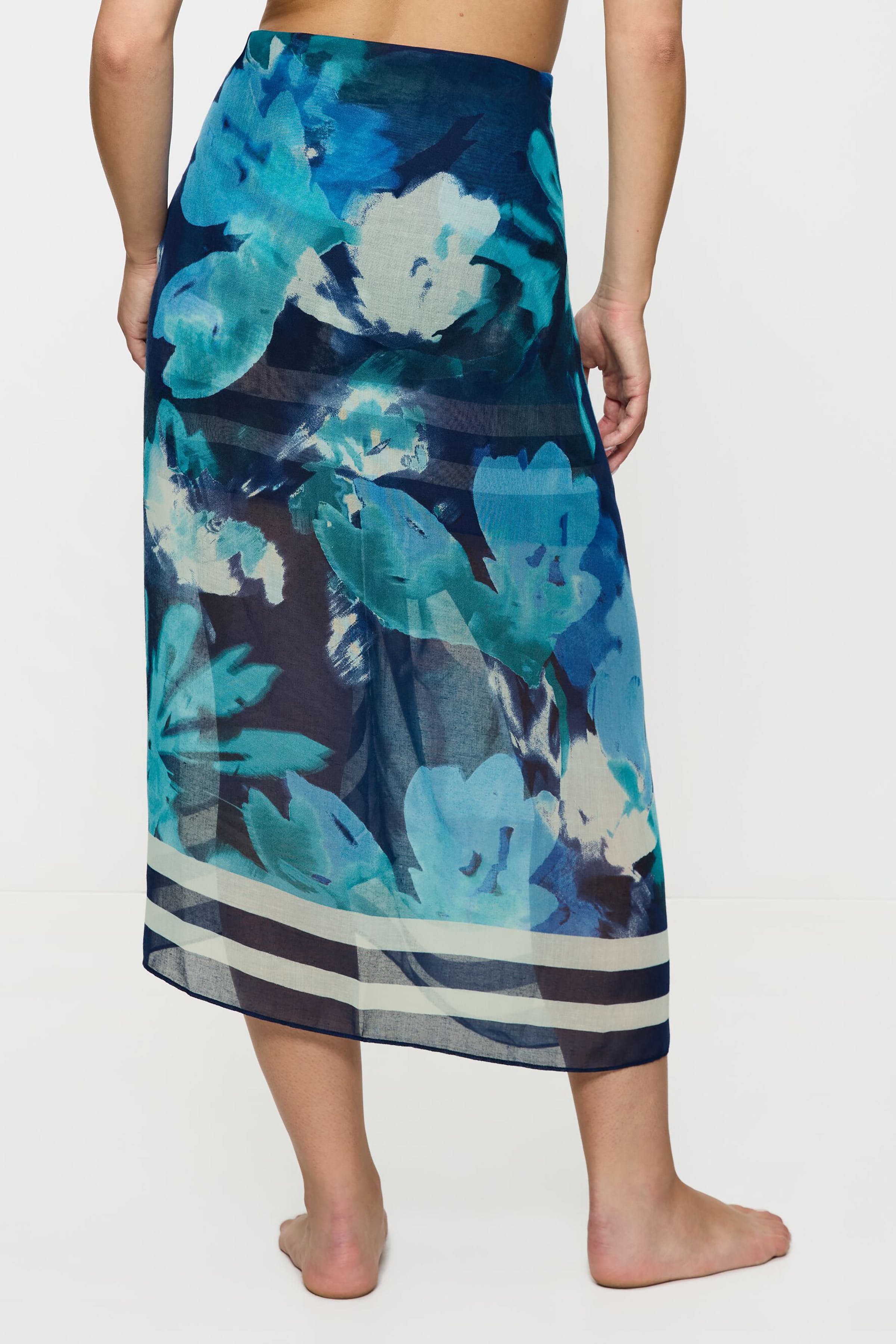 BeachPareo Scarf LOOKBOOK BACK 40500292-TM025