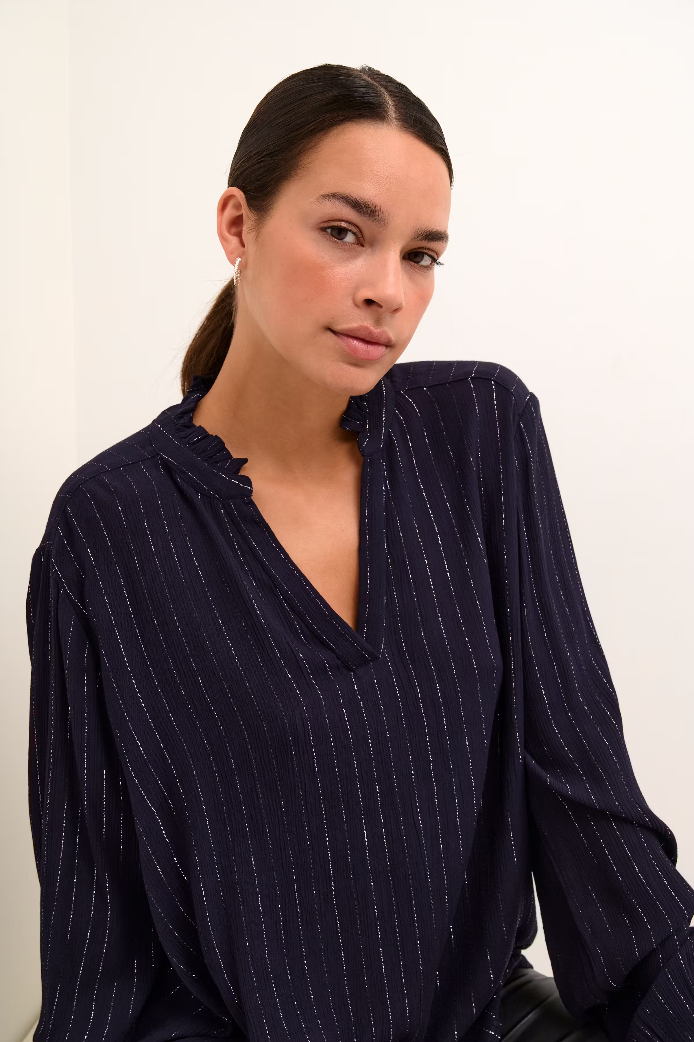 KAliv Glimmerblouse LOOKBOOK DETAIL 10509345-106557