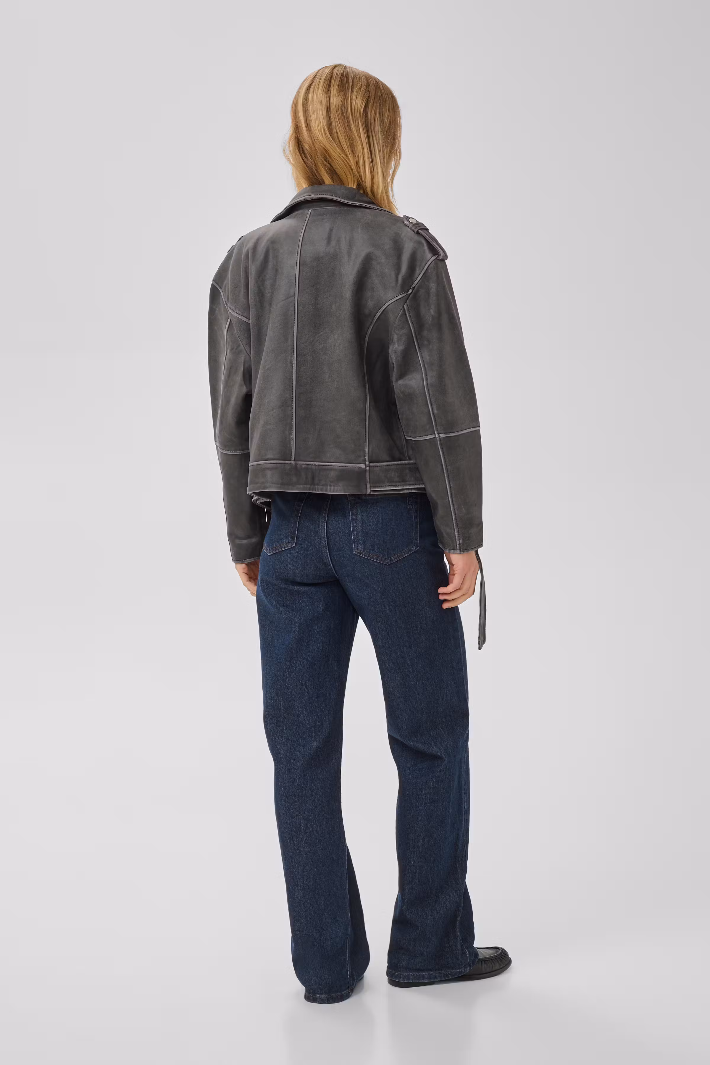01 THE GILO LEATHER JACKET LOOKBOOK BACK 10703819-100081