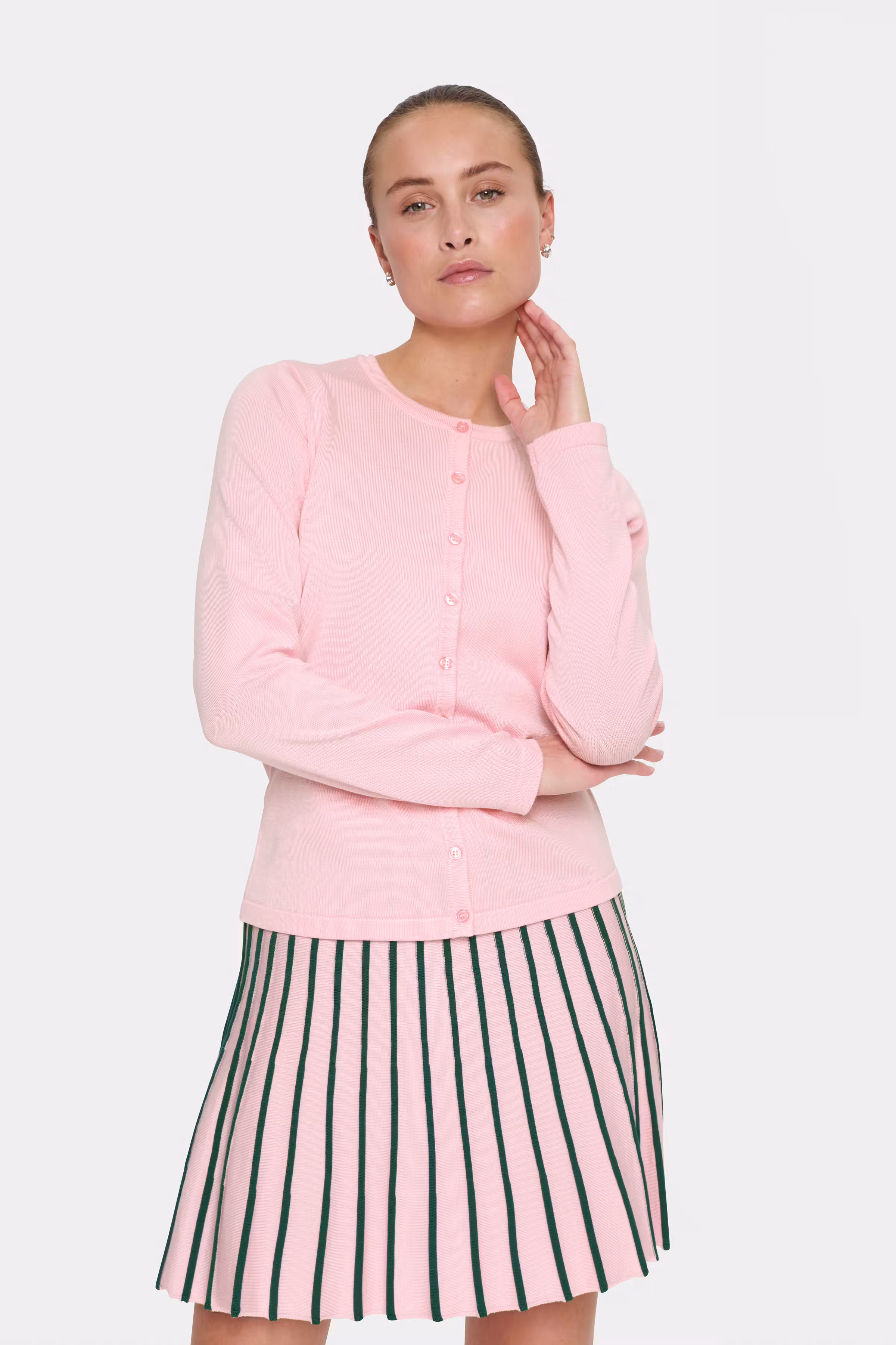 MilaSZ R-Neck Cardigan LOOKBOOK FRONT 30500005-132801