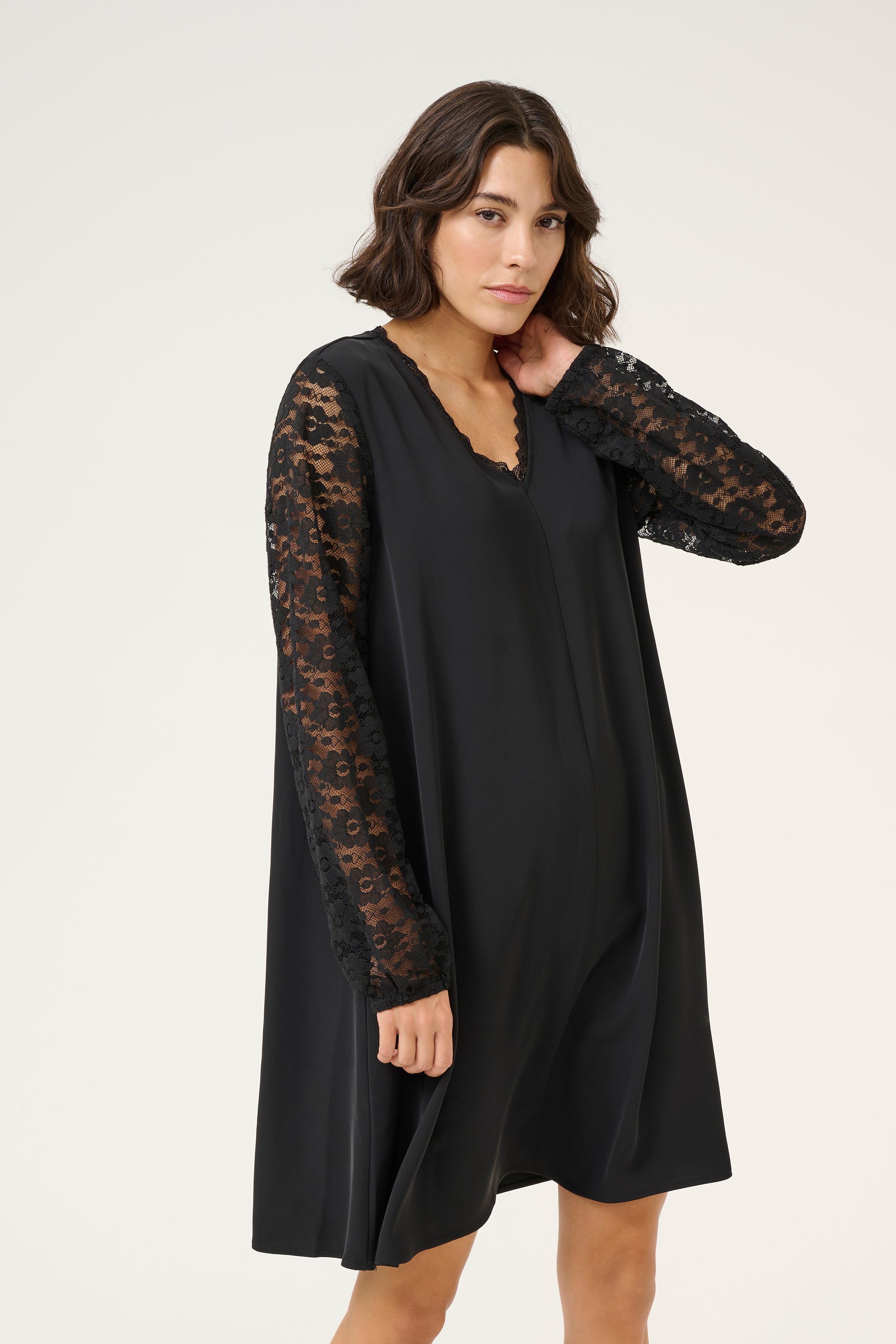 KAmille Spetsklänning LOOKBOOK FRONT 10509803-100121