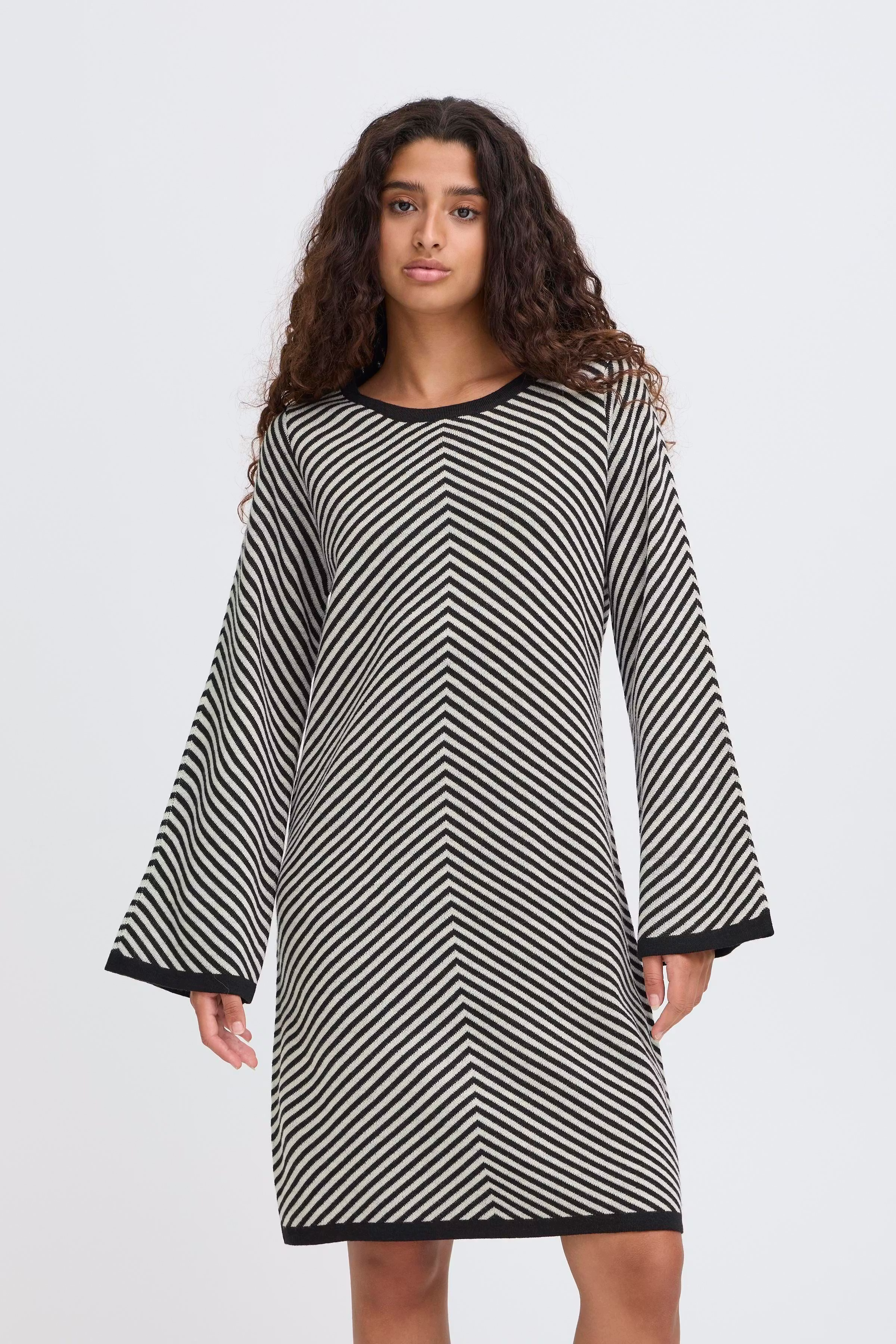 IHCORANNA Kjole LOOKBOOK FRONT 20124513-194008