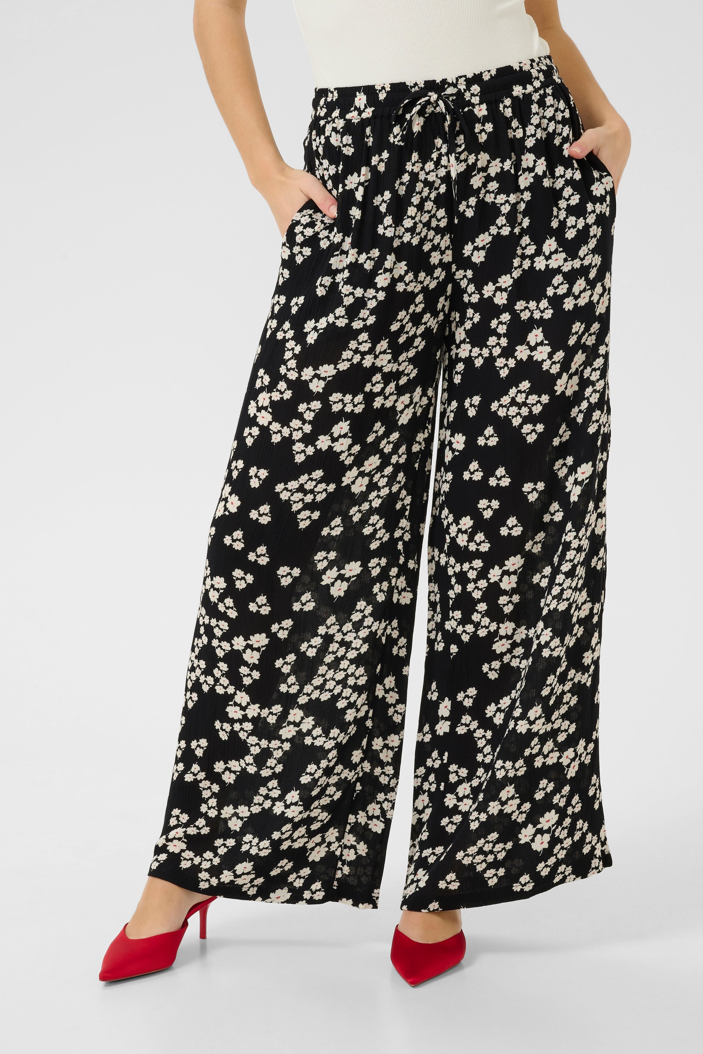 KAthora Trousers LOOKBOOK FRONT 10510037-107561