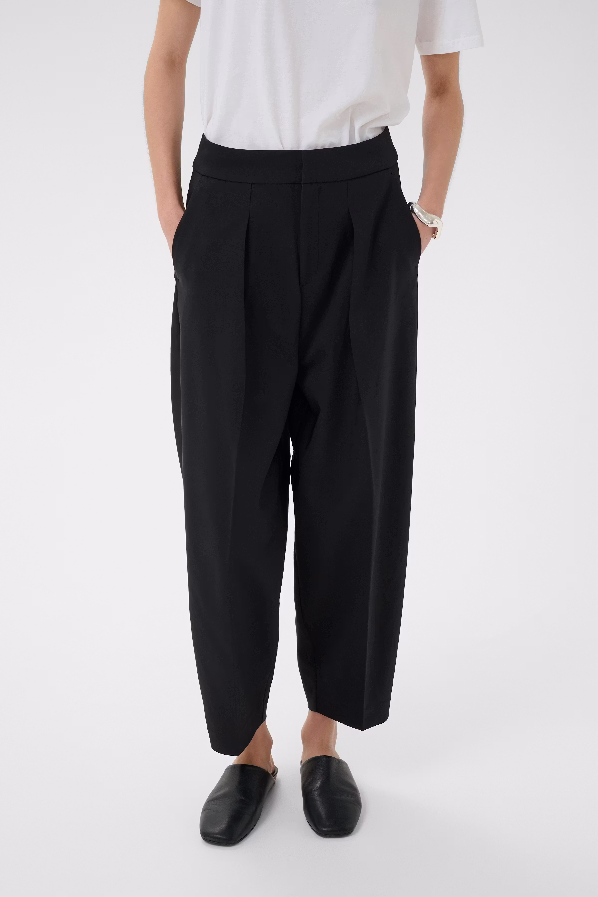 ZellaIW Barrel Trousers LOOKBOOK FRONT 30107207-194008