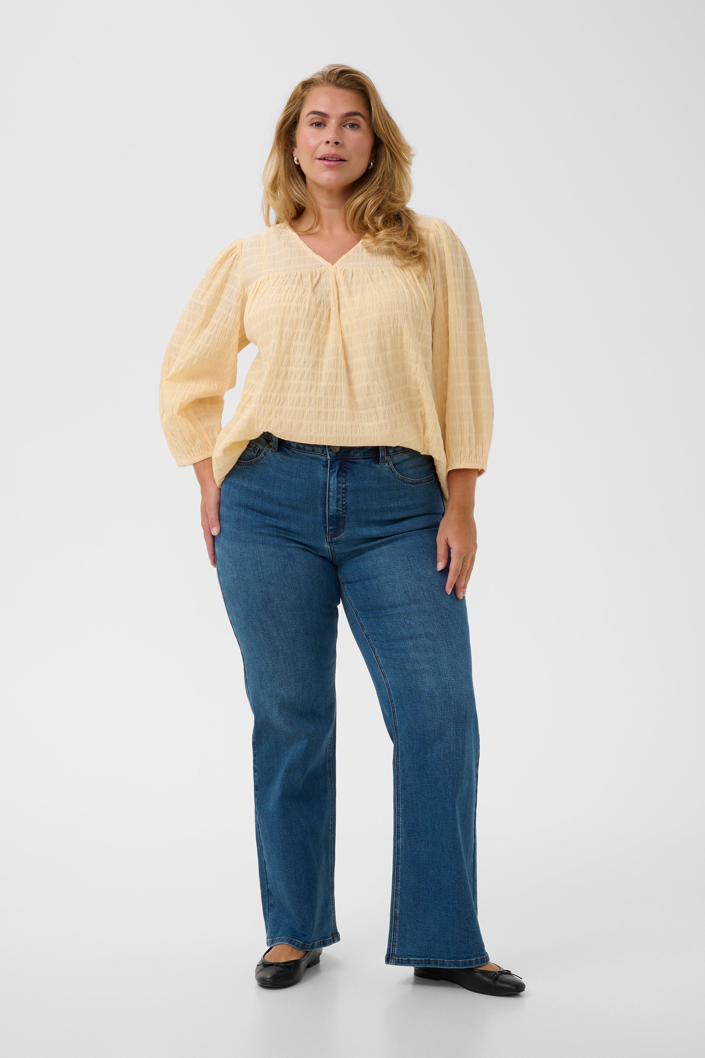 KCflora Flared Jeans LOOKBOOK FRONT 10583711-102272