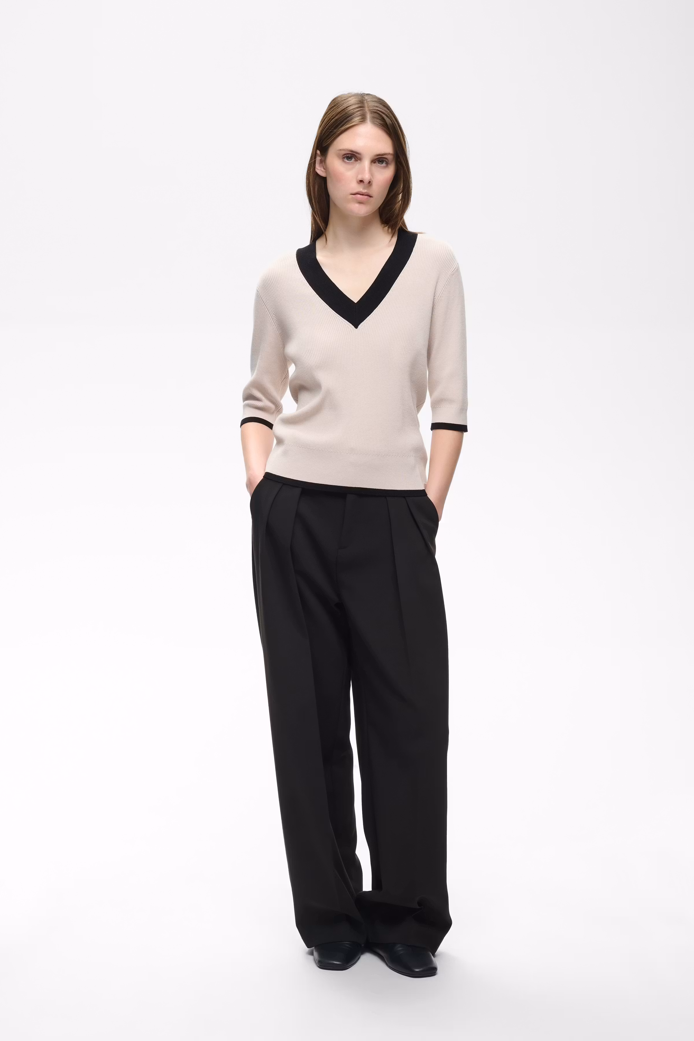 LeenahIW V-Neck Pullover LOOKBOOK FRONT 30110675-130403