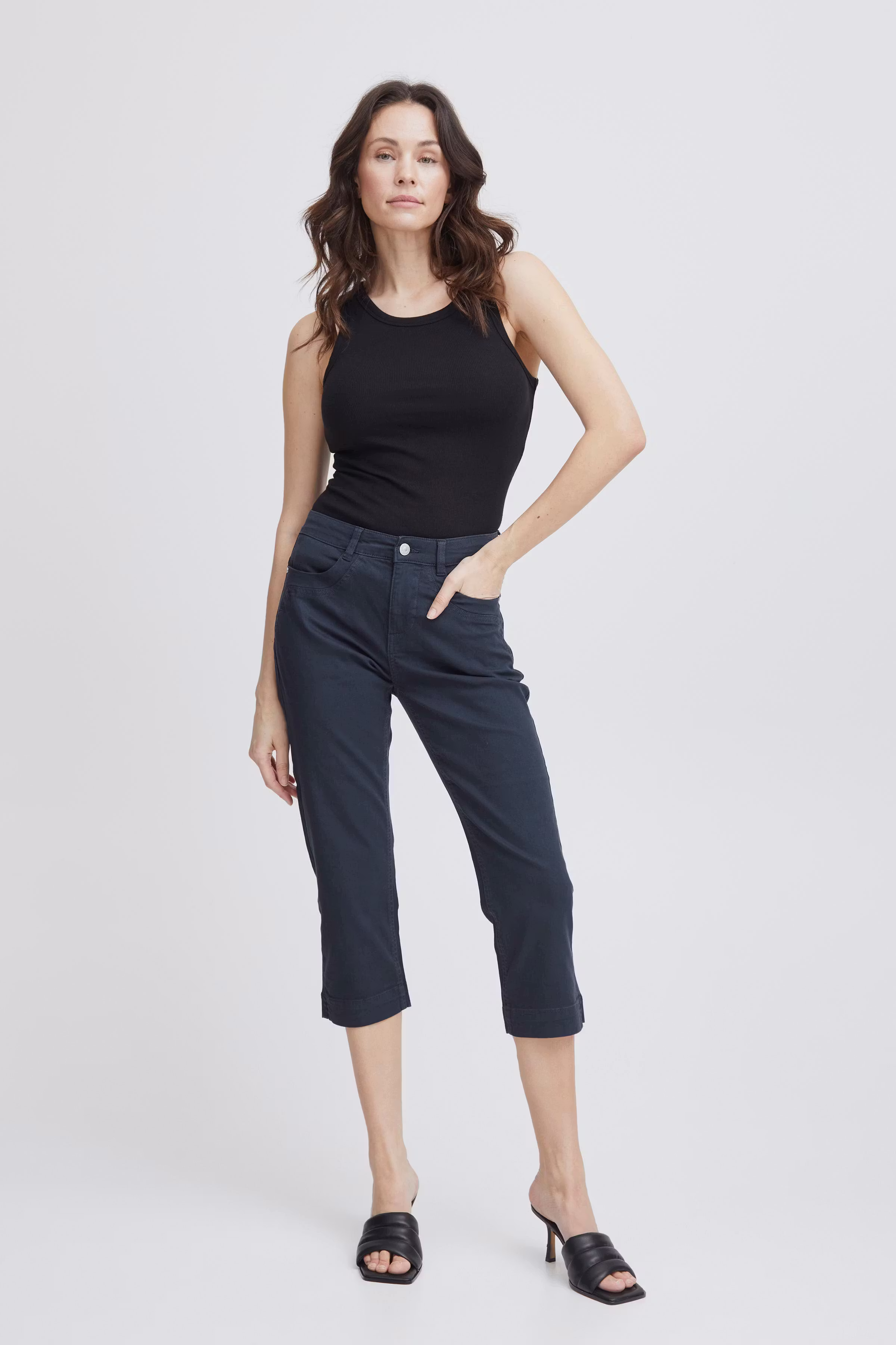 FRFOTWILL Capri bukser LOOKBOOK FRONT 20610424-193923
