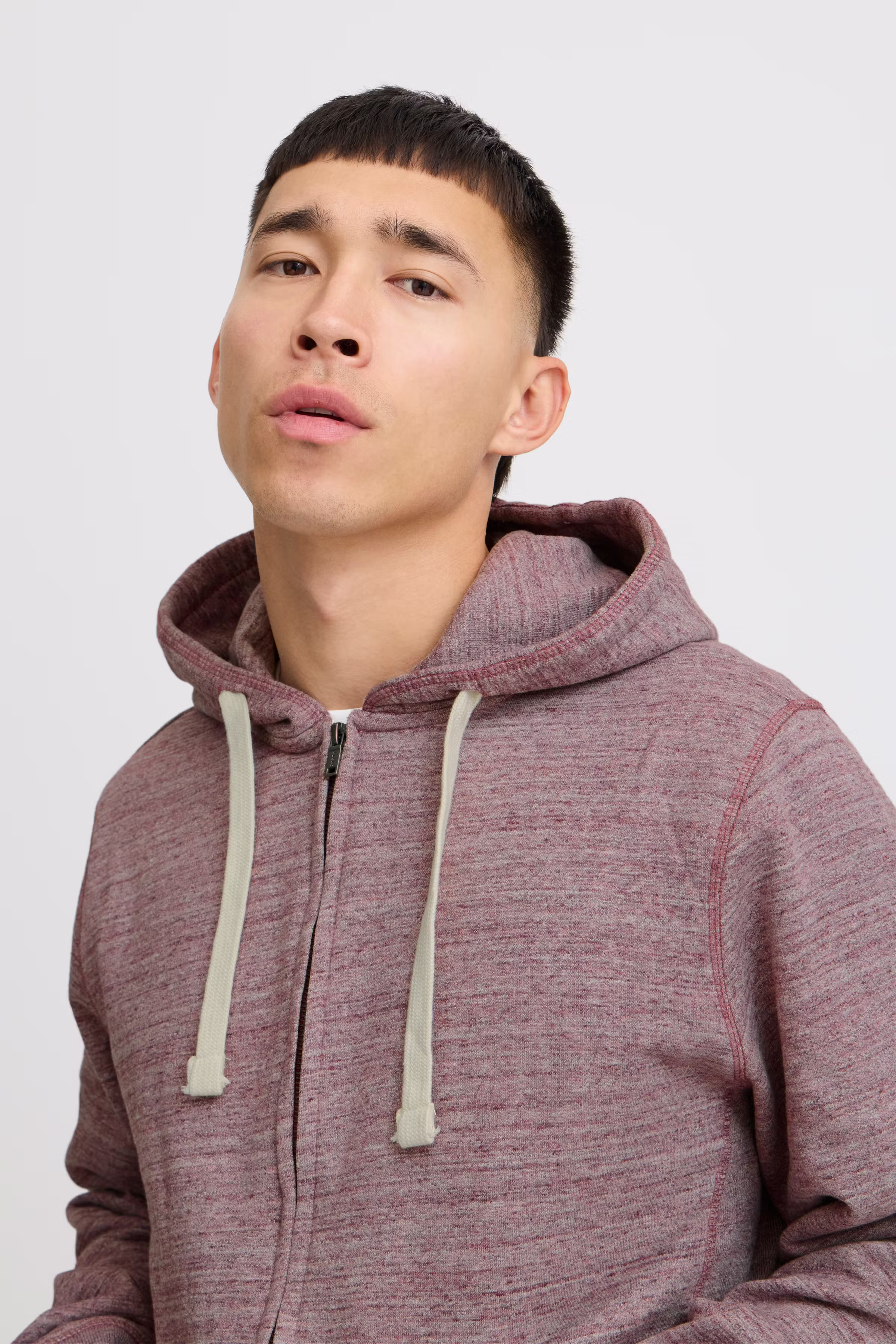 Hættebluse med lynlås LOOKBOOK DETAIL 20706981-73812