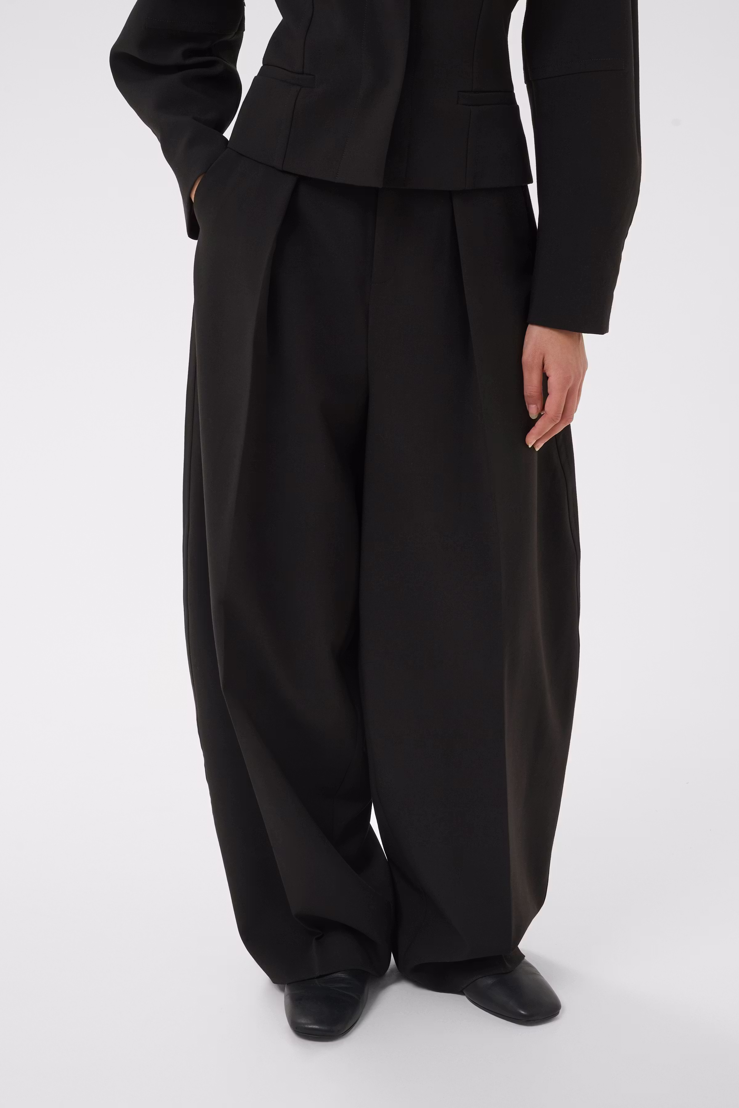 CHAYCEIW Wide Barrel Trousers LOOKBOOK FRONT 30112374-194008