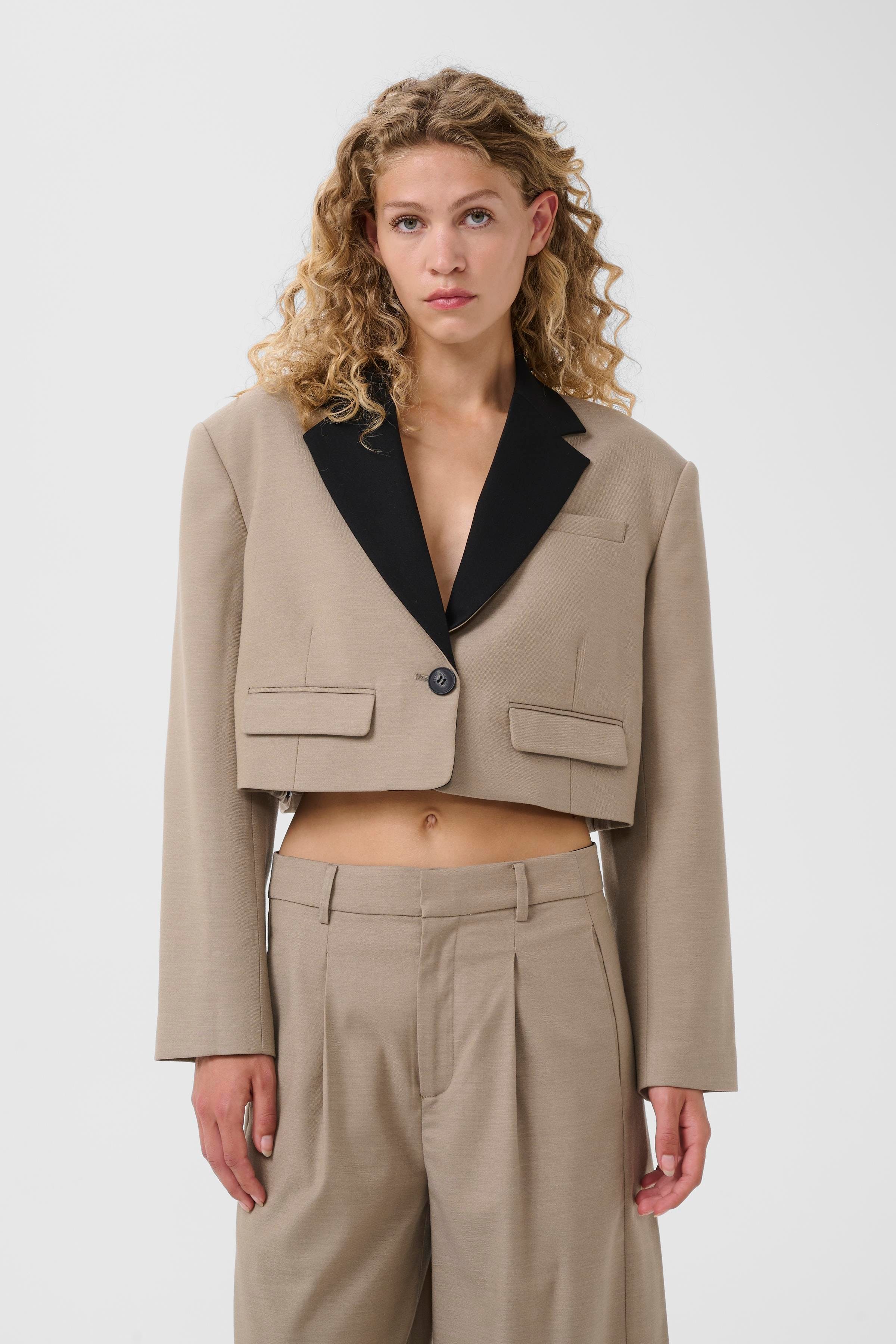 GZnella Blazer LOOKBOOK FRONT 10911103-109222