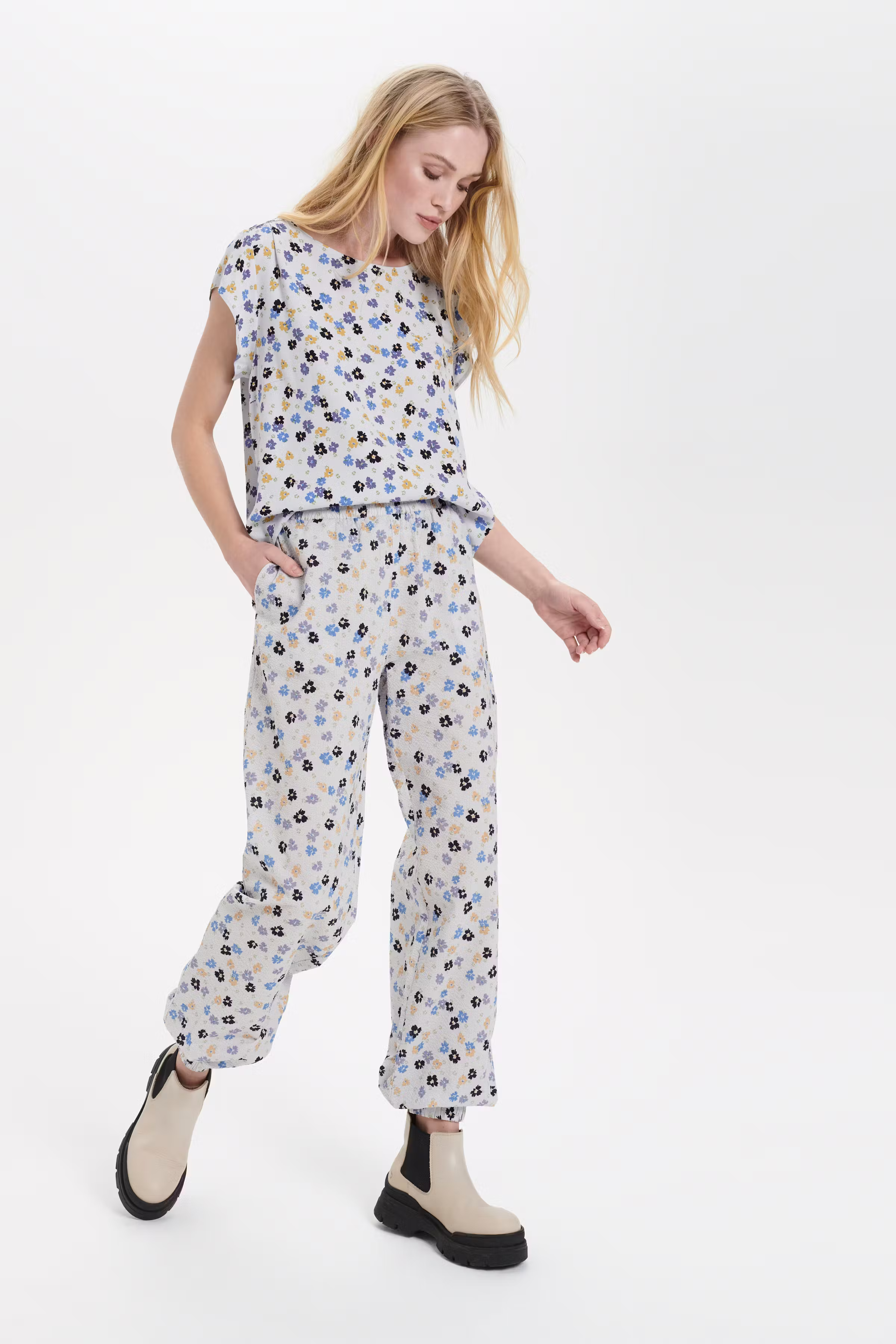 LivySZ Pants

 LOOKBOOK FRONT 30511810-600326