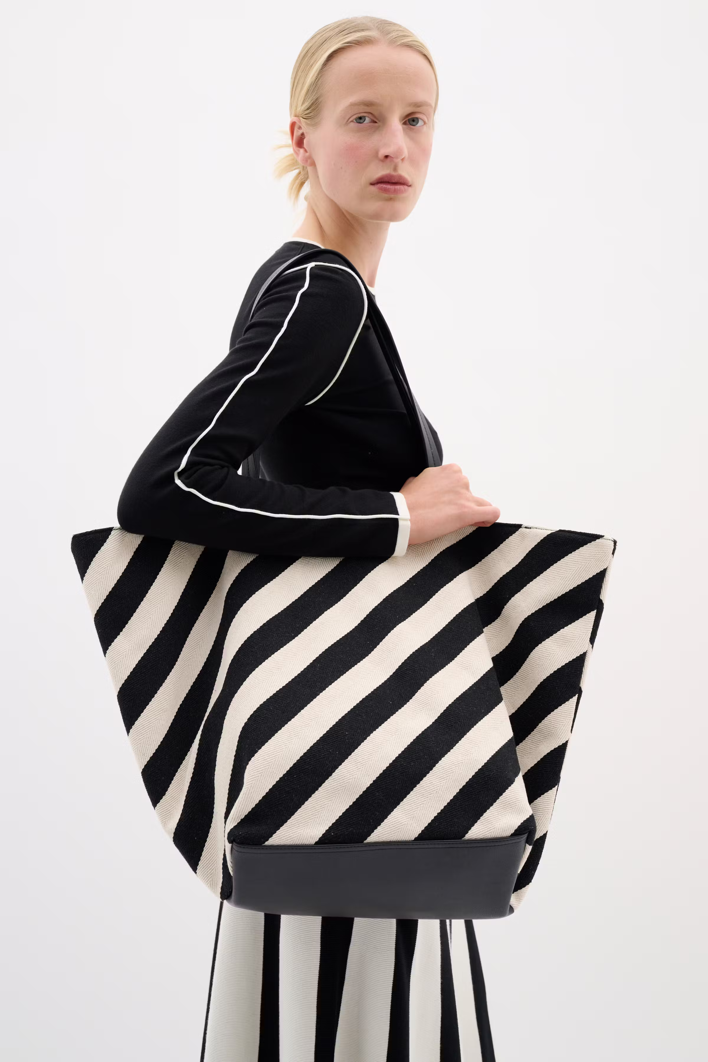 AileyIW Shopper Bag LOOKBOOK FRONT 30110710-301713