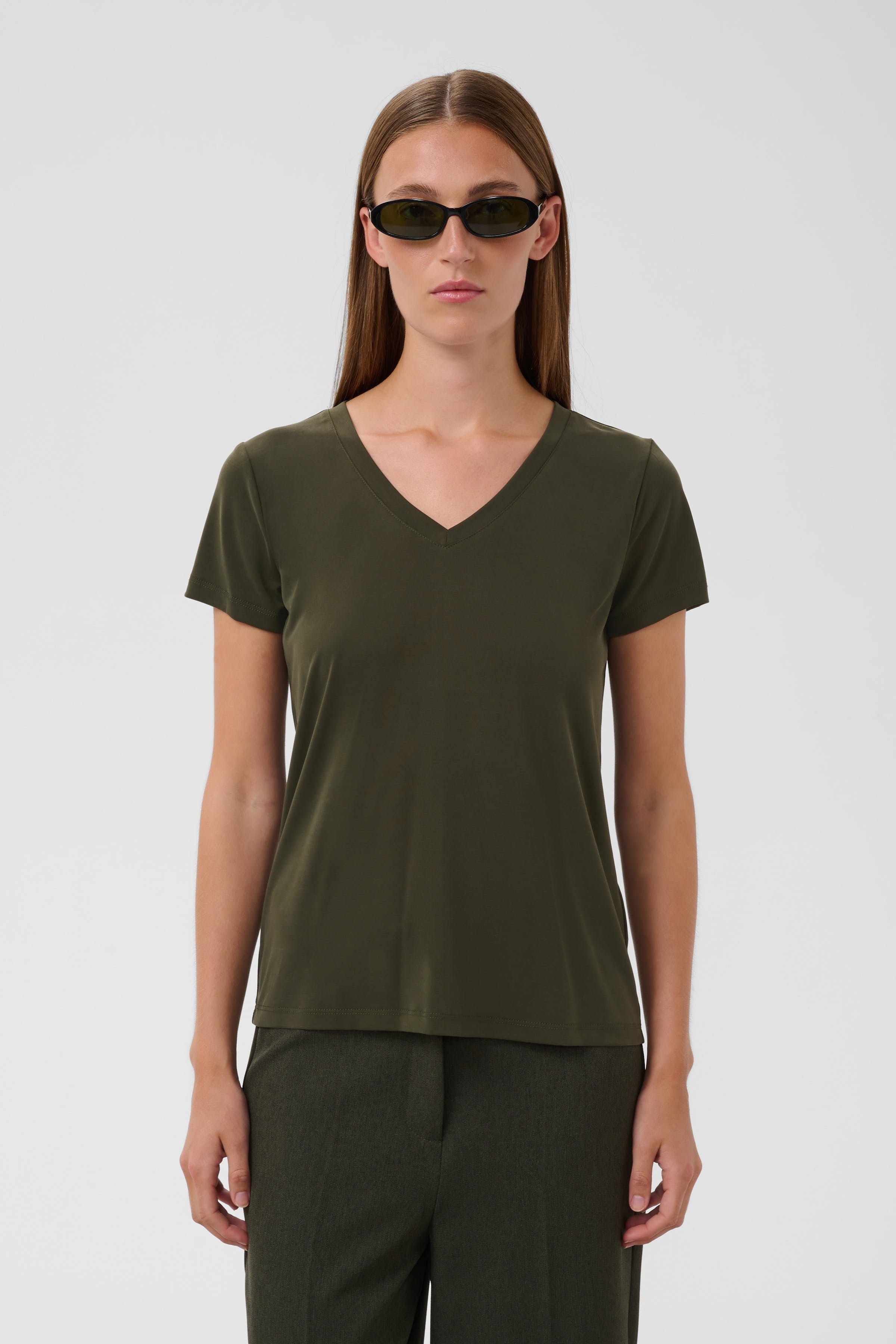 SLColumbine V-neck T-shirt LOOKBOOK FRONT 30404284-190509