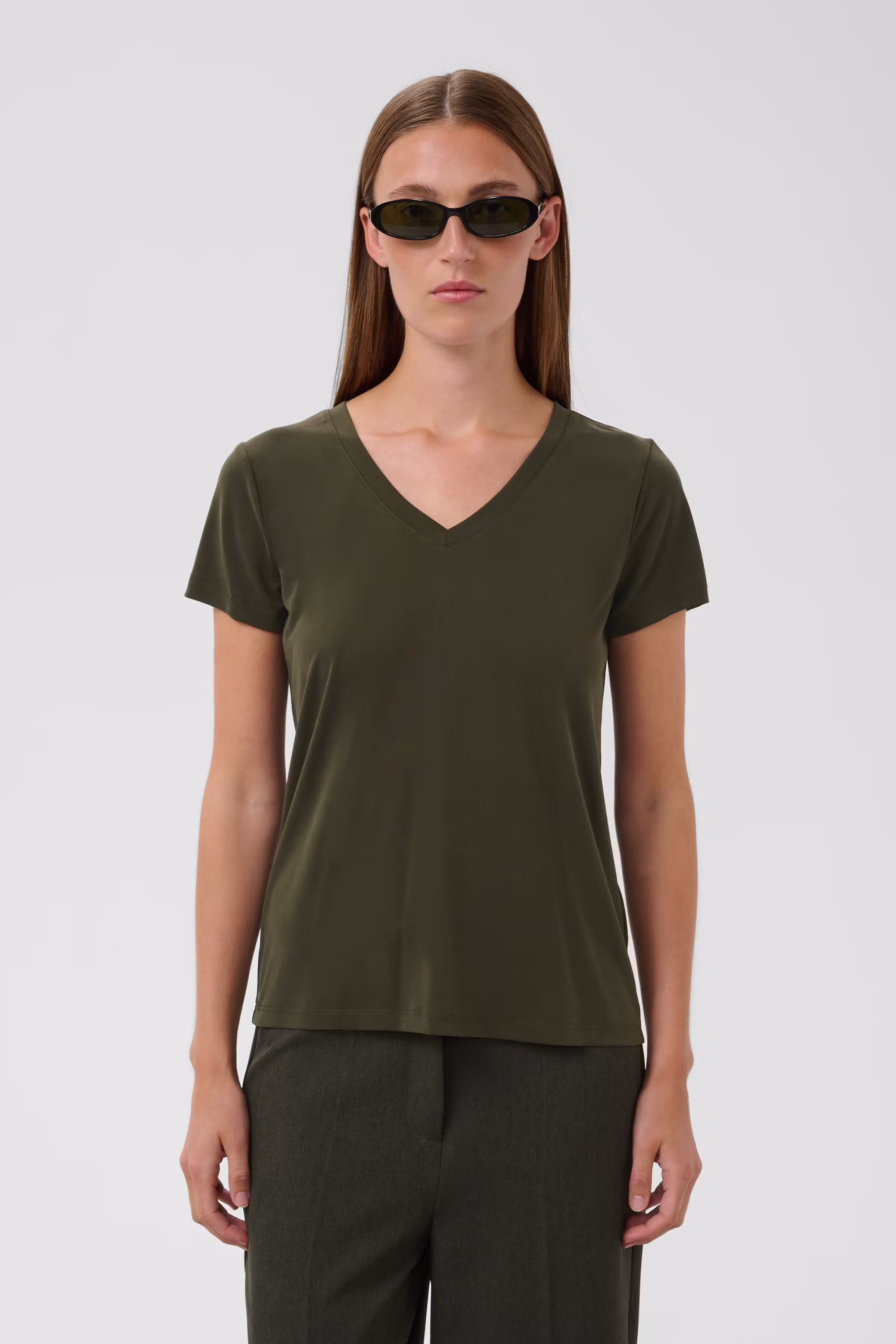 SLColumbine V-neck T-shirt LOOKBOOK FRONT 30404284-190509