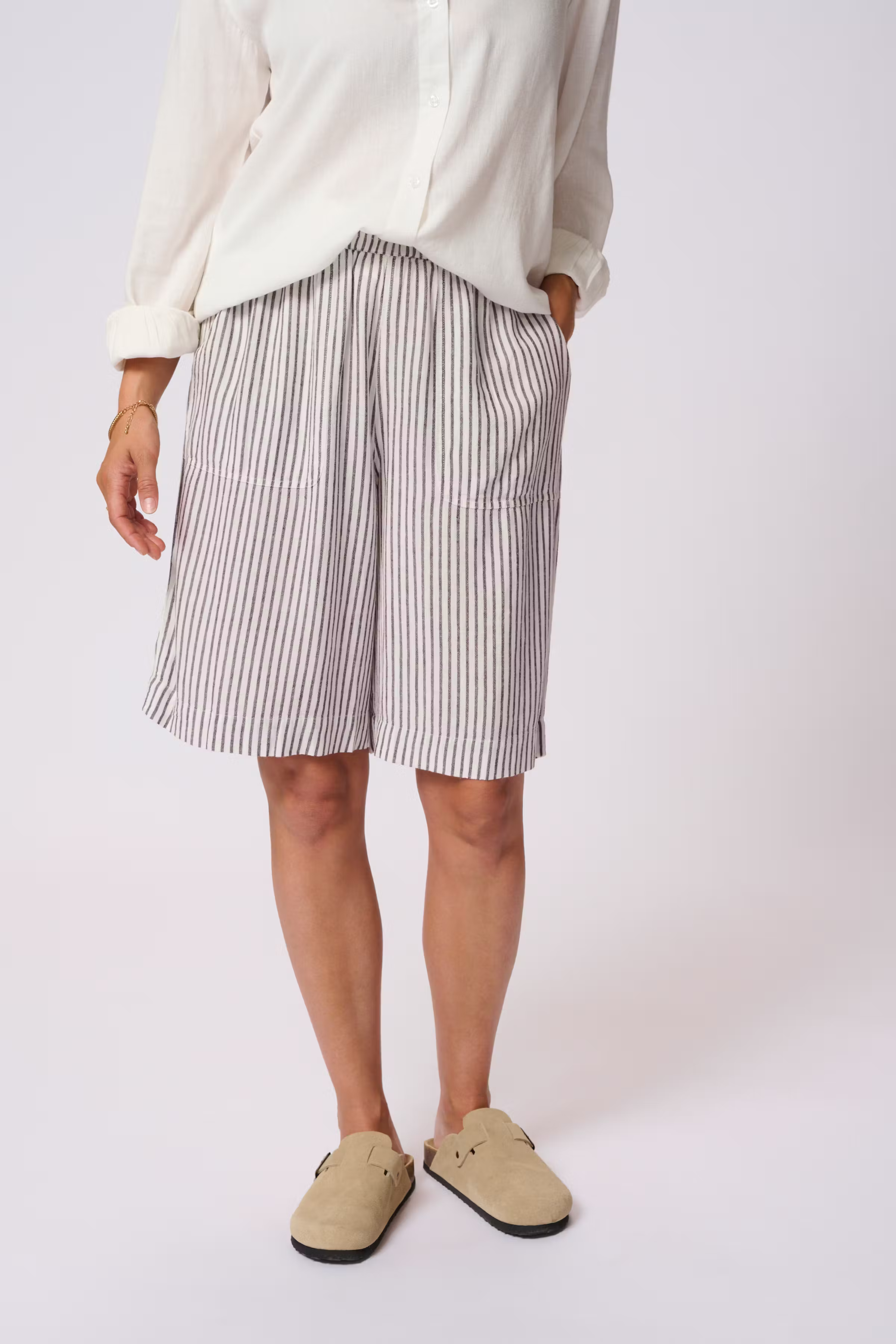 KAmilia Linnen Shorts LOOKBOOK FRONT 10509668-107749