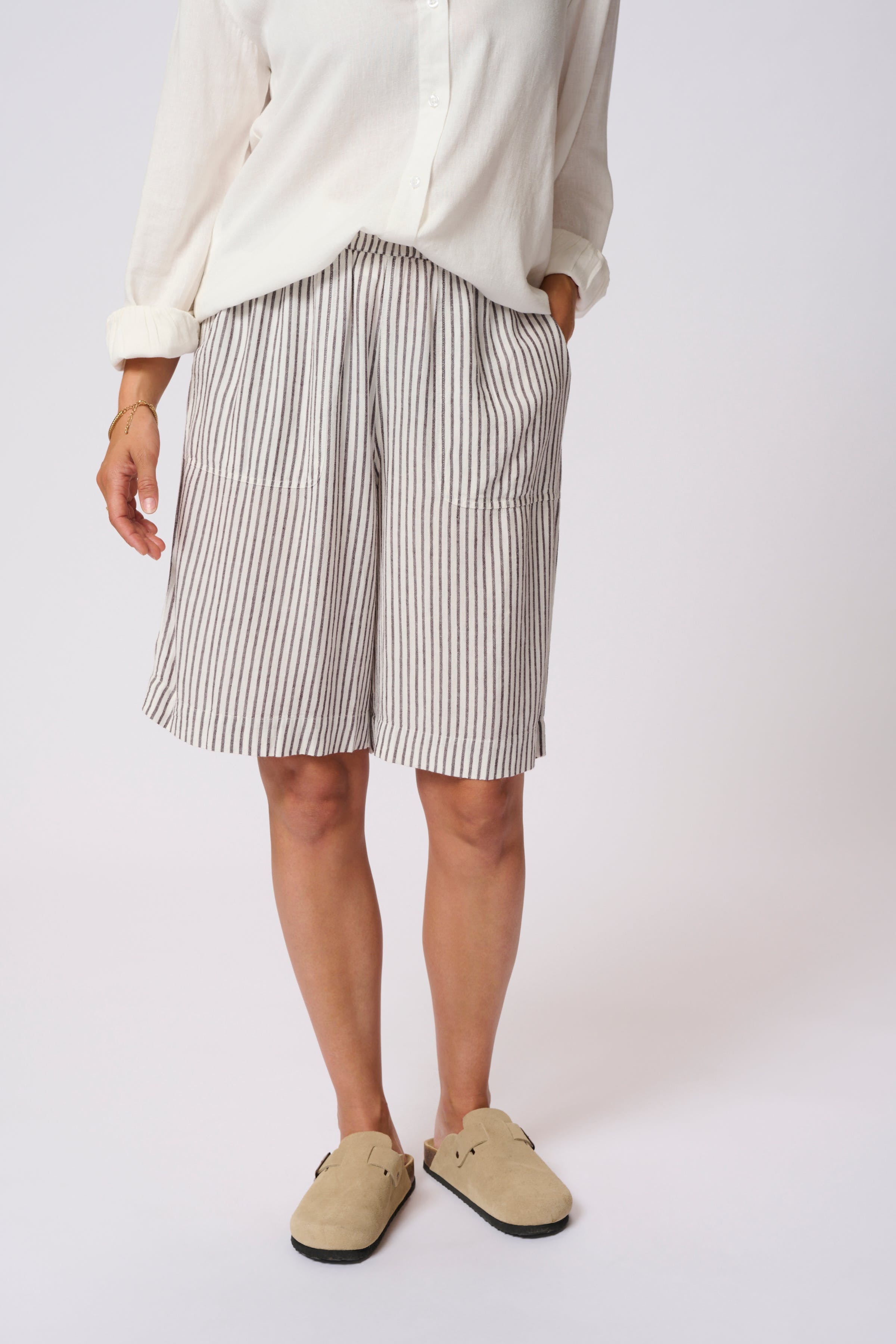 KAmilia Linen Shorts LOOKBOOK FRONT 10509668-107749