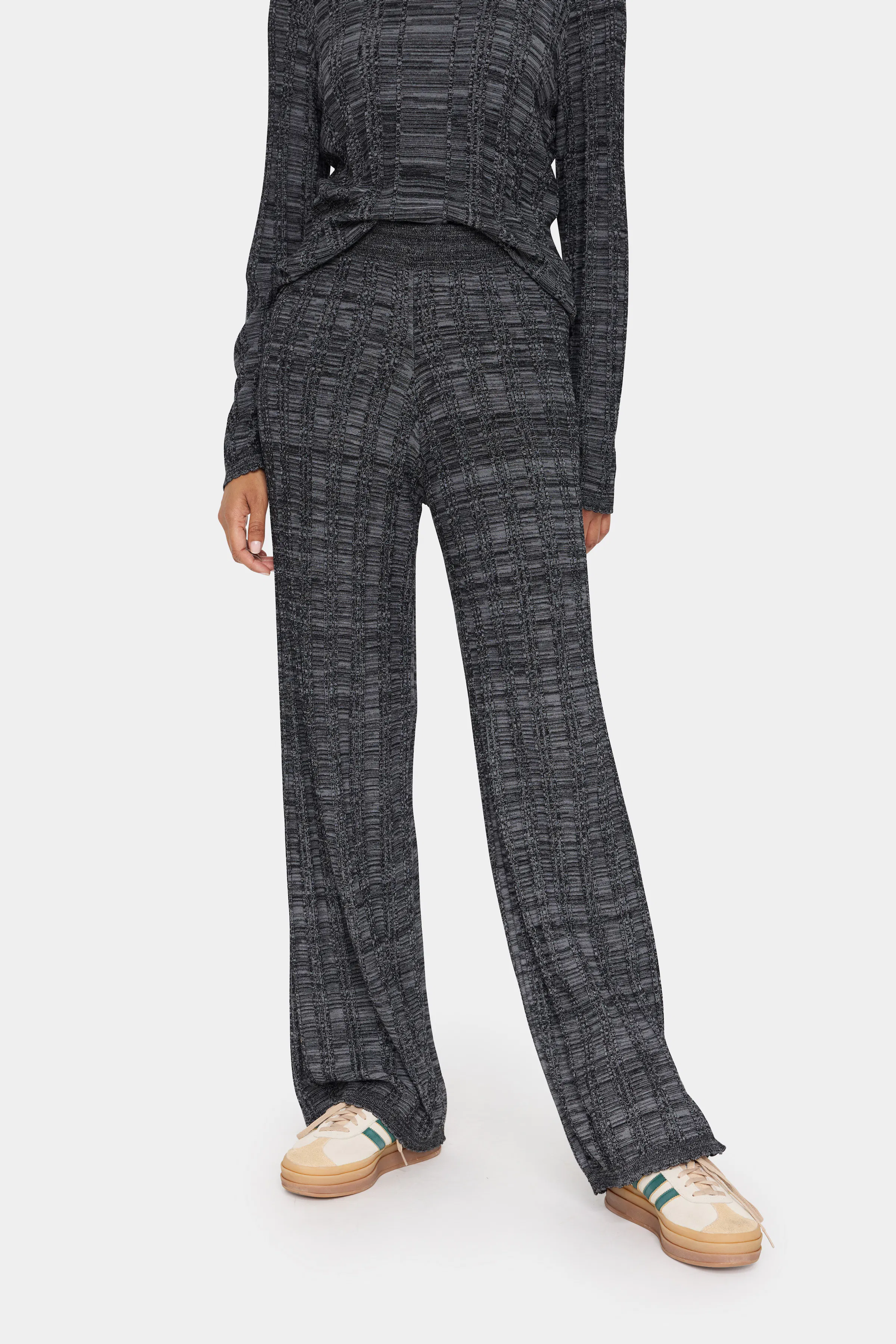 GwenSZ Hose LOOKBOOK FRONT 30513481-1739141
