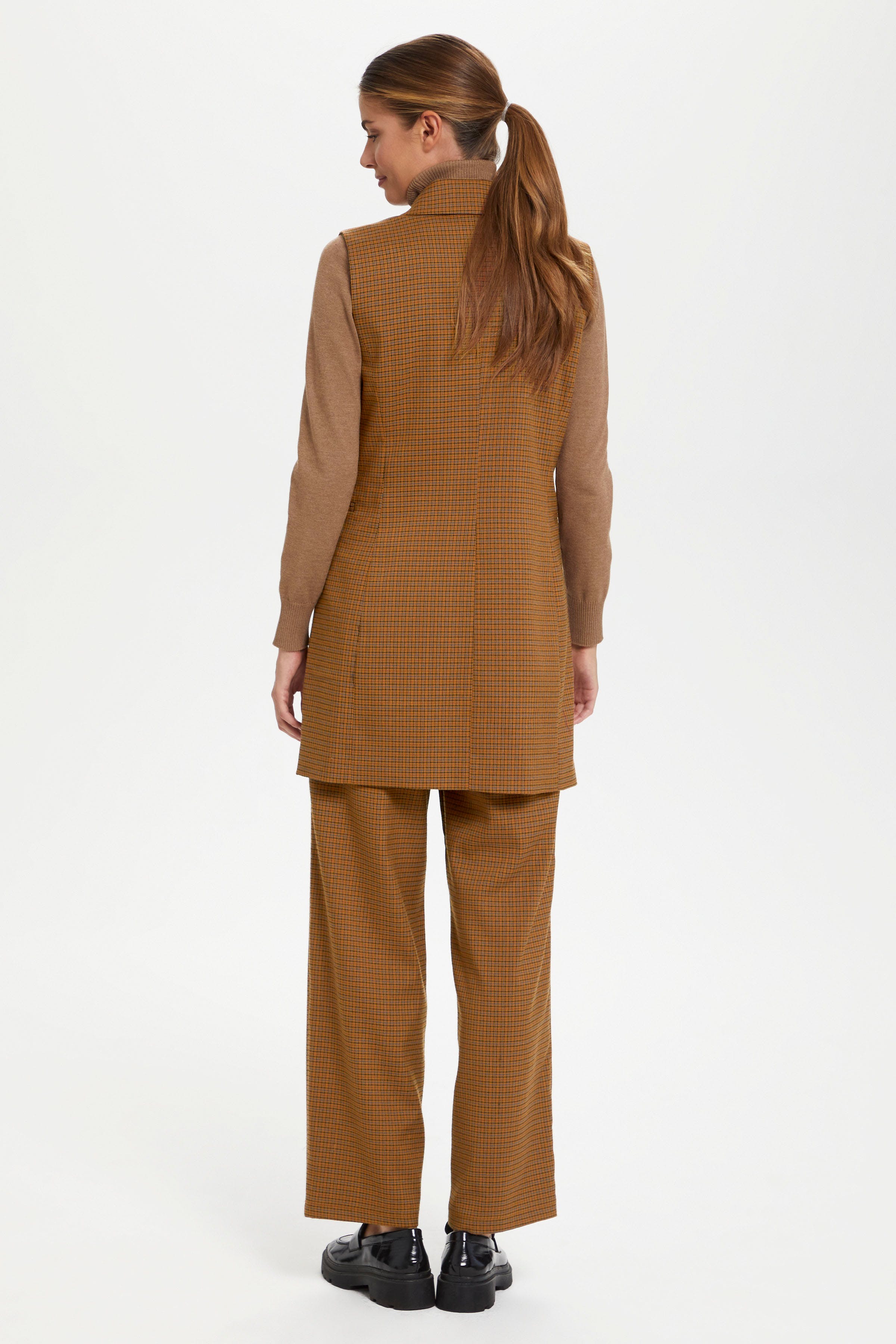 KisSZ Vest

 LOOKBOOK BACK 30511657-190912