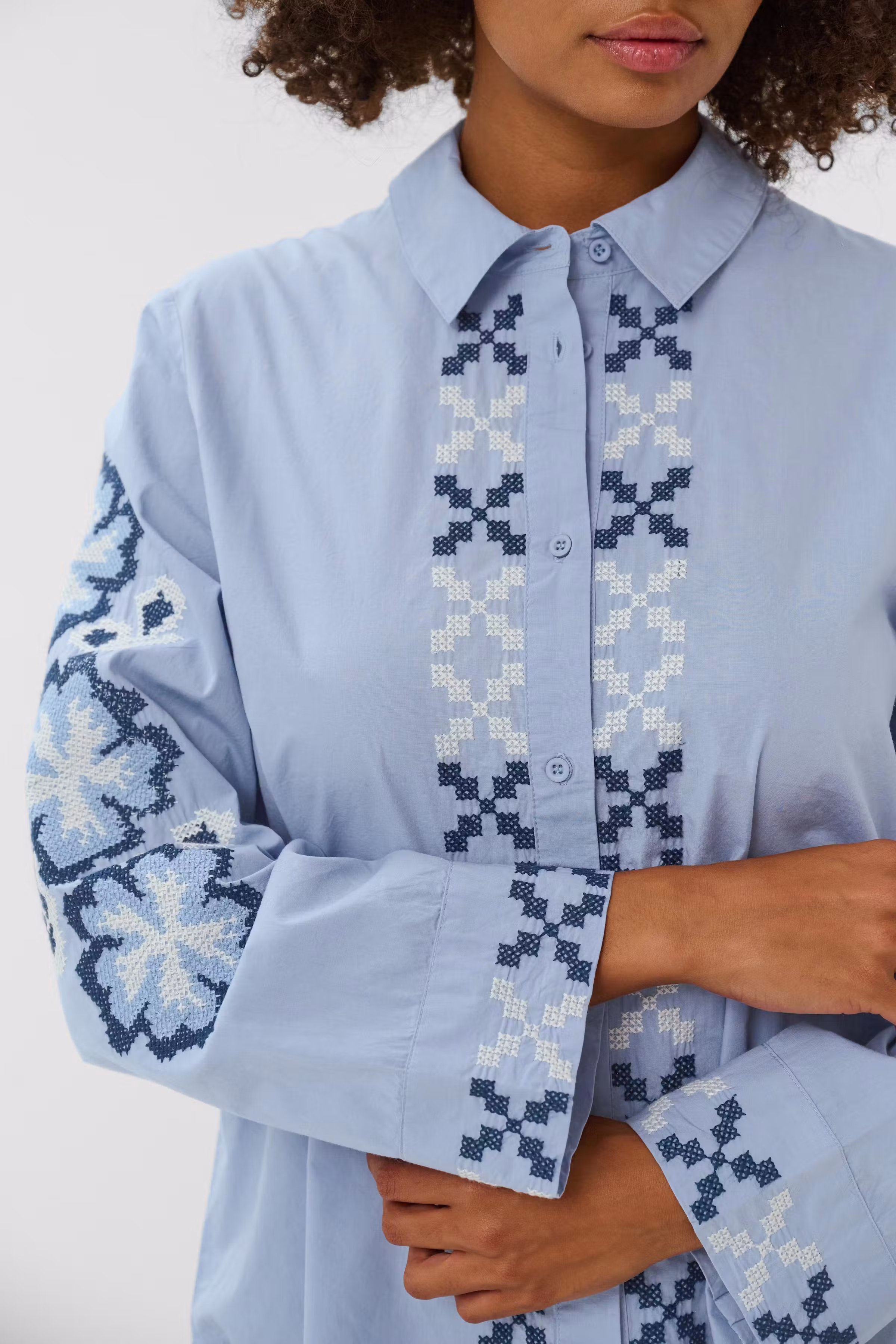 CUbreezy Skjorta med broderi LOOKBOOK DETAIL 50112708-1000468