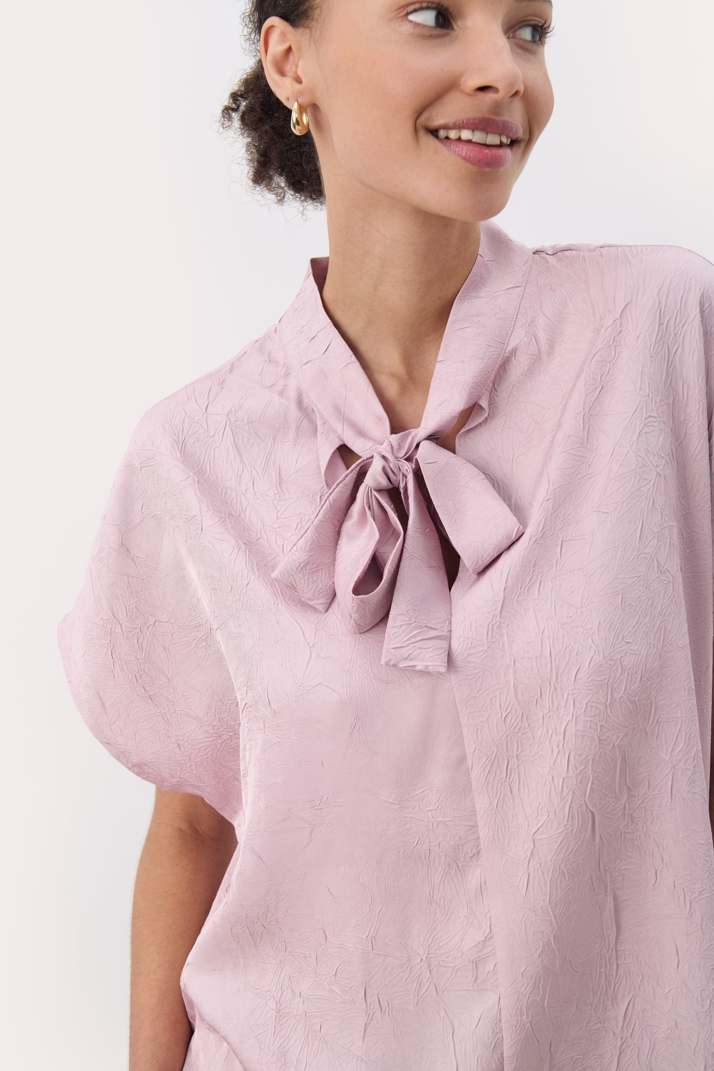 EstefaniaPW Kortermet bluse med sløyfe LOOKBOOK DETAIL 30308490-151905