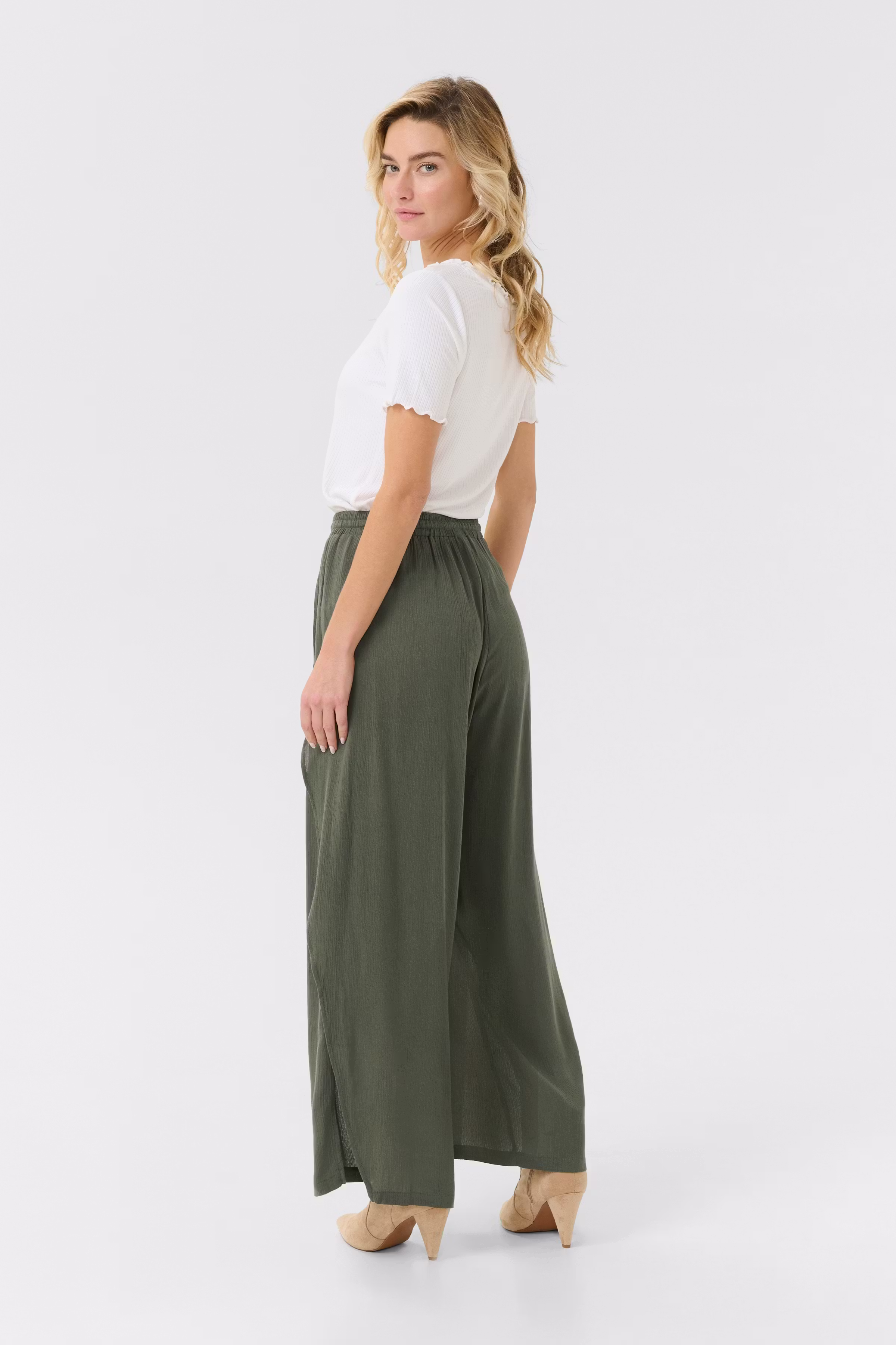 Allie Hose LOOKBOOK BACK 10604546-190413