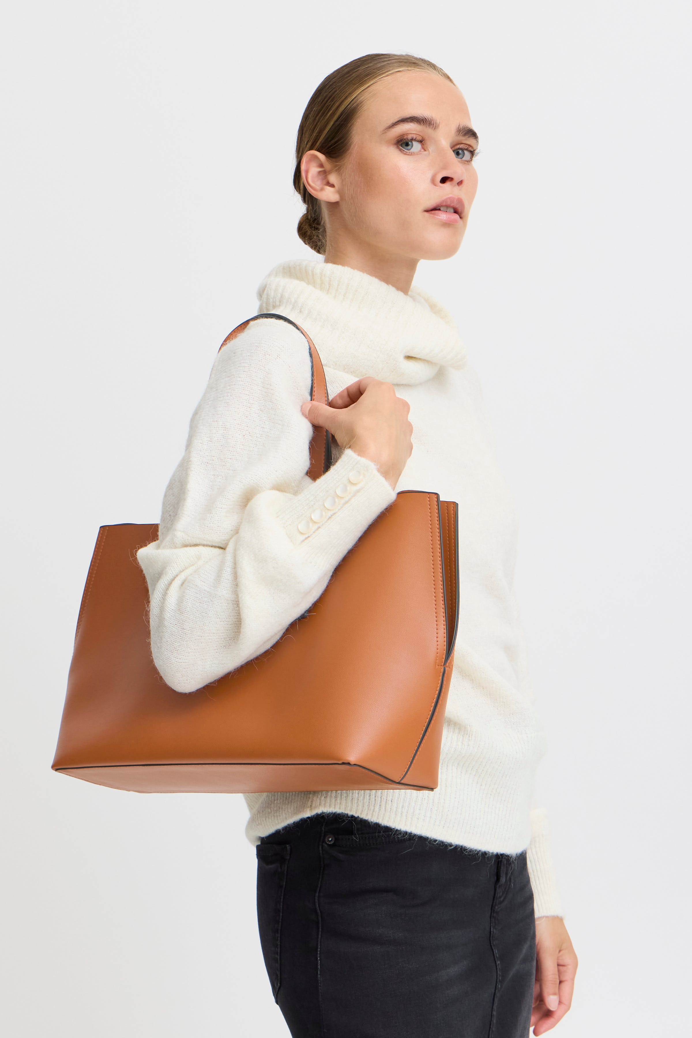 IAMATHILDE Pose LOOKBOOK FRONT 20122021-181421