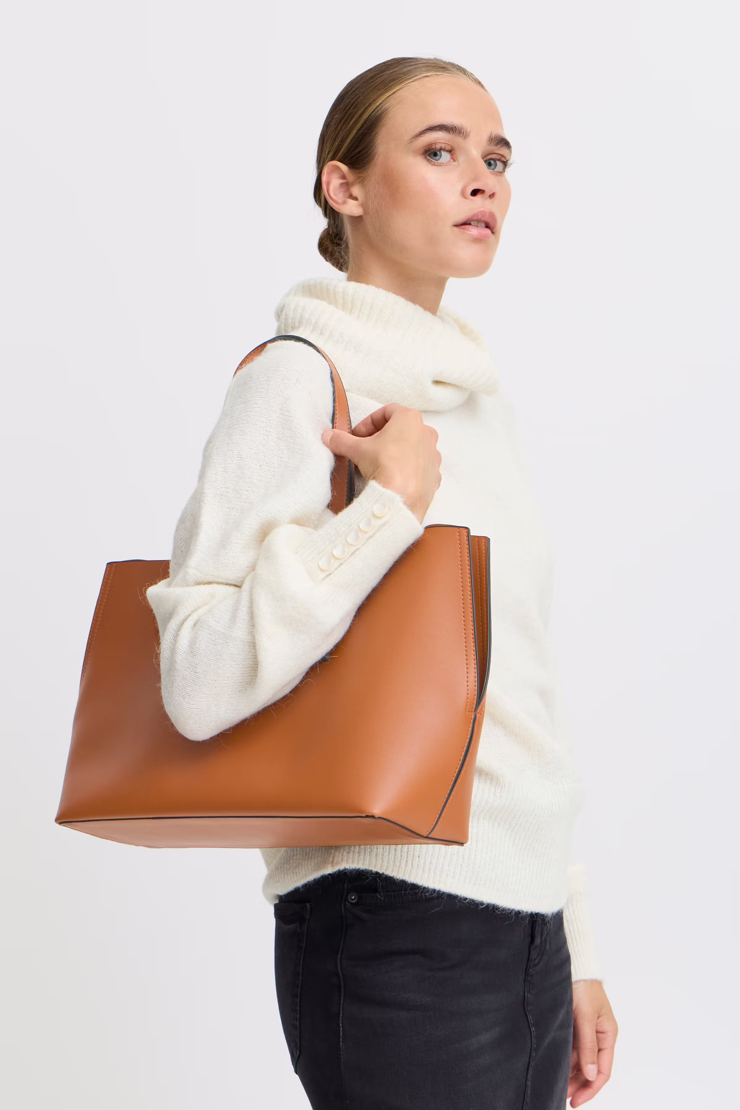 IAMATHILDE Pose LOOKBOOK FRONT 20122021-181421