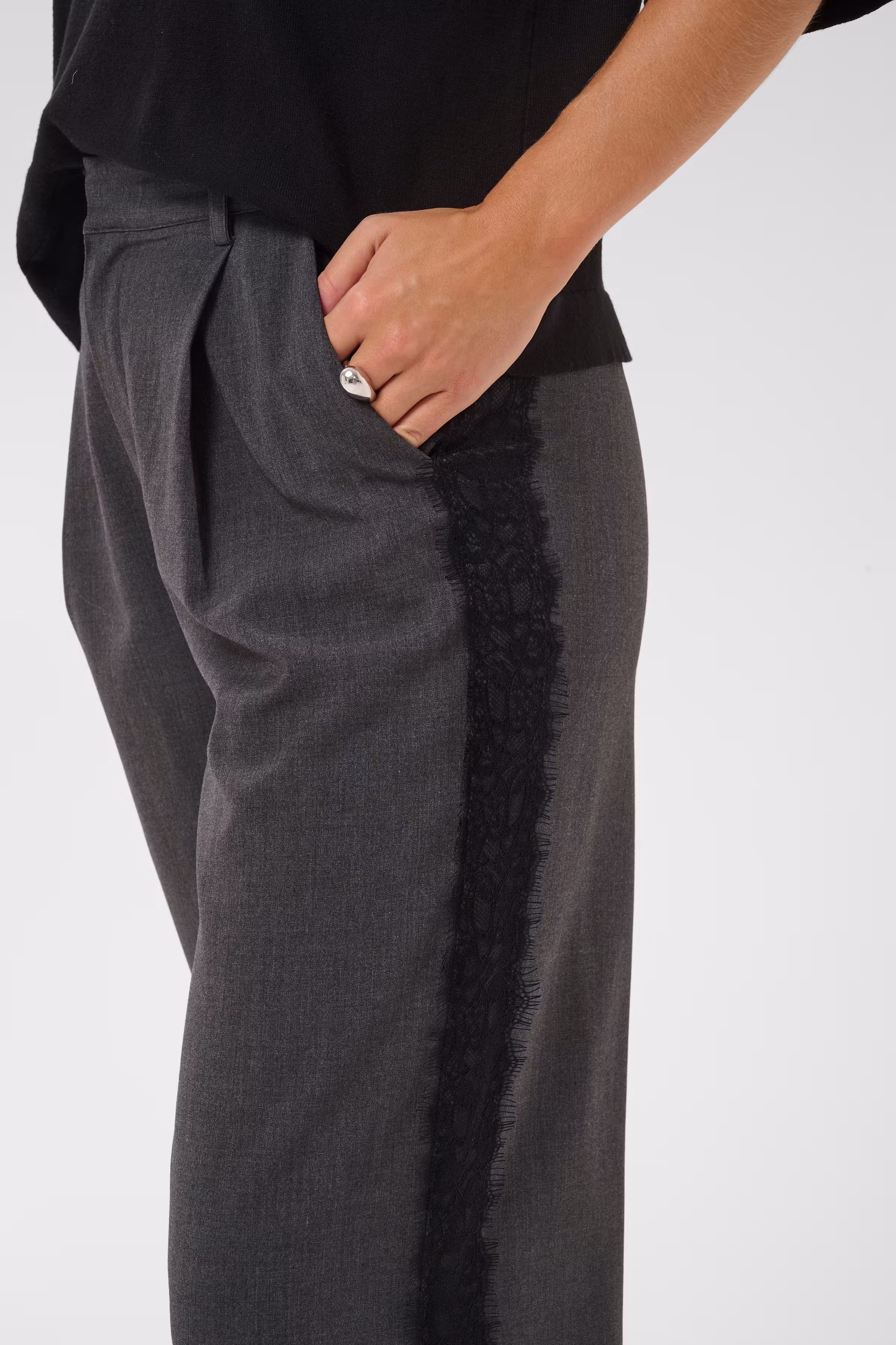 KArielle Bukser LOOKBOOK DETAIL 10512355-100125