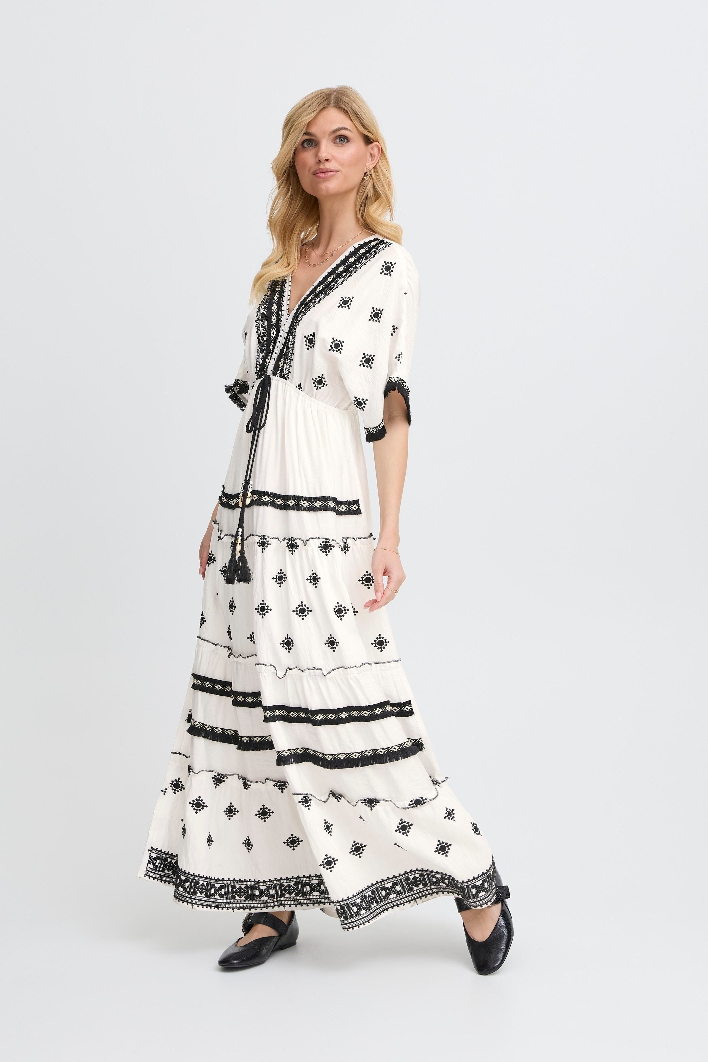 SBGOLA Kleid LOOKBOOK FRONT 22100959-110105