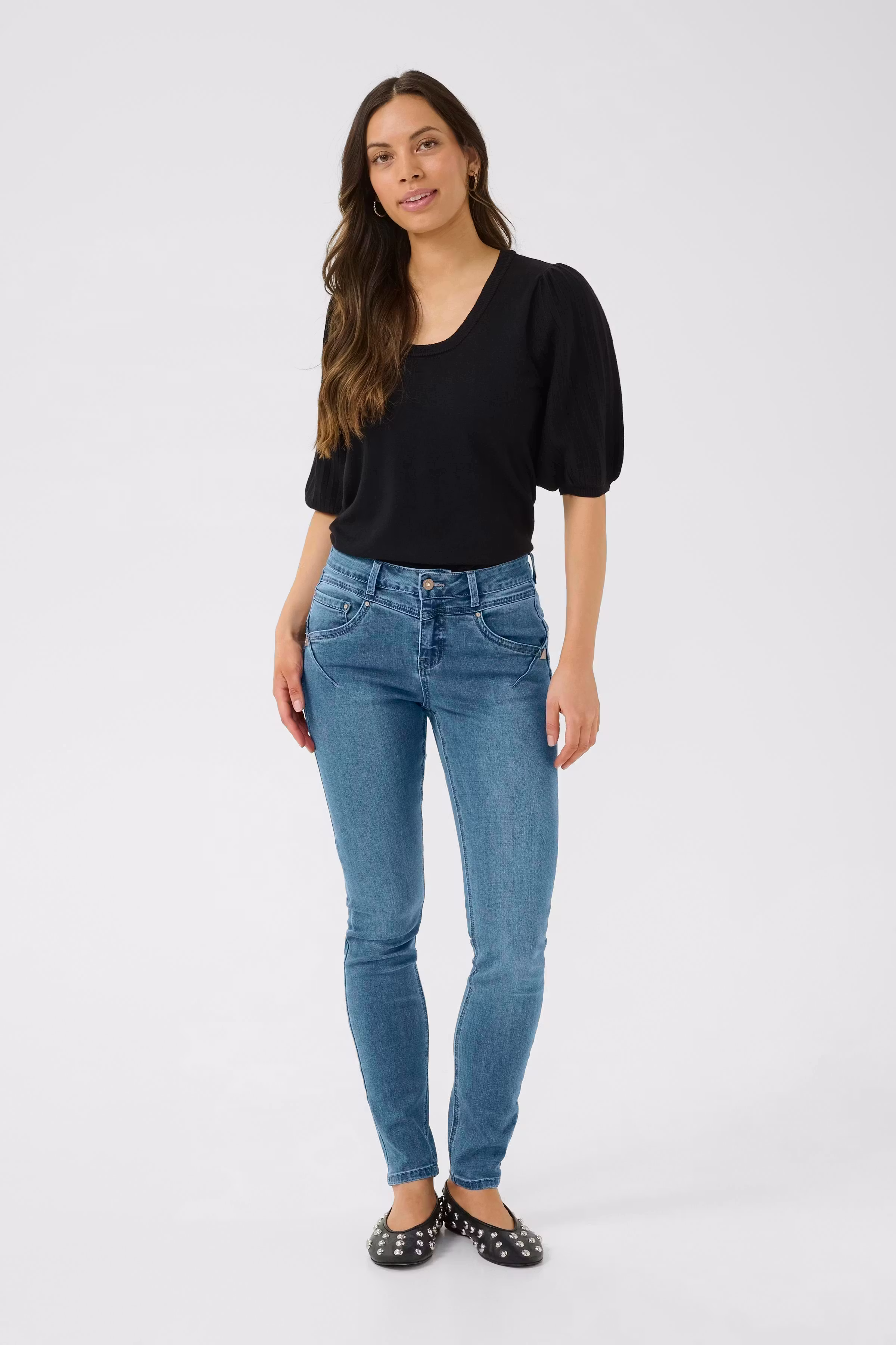 Amalie Jeans LOOKBOOK FRONT 10604221-100116