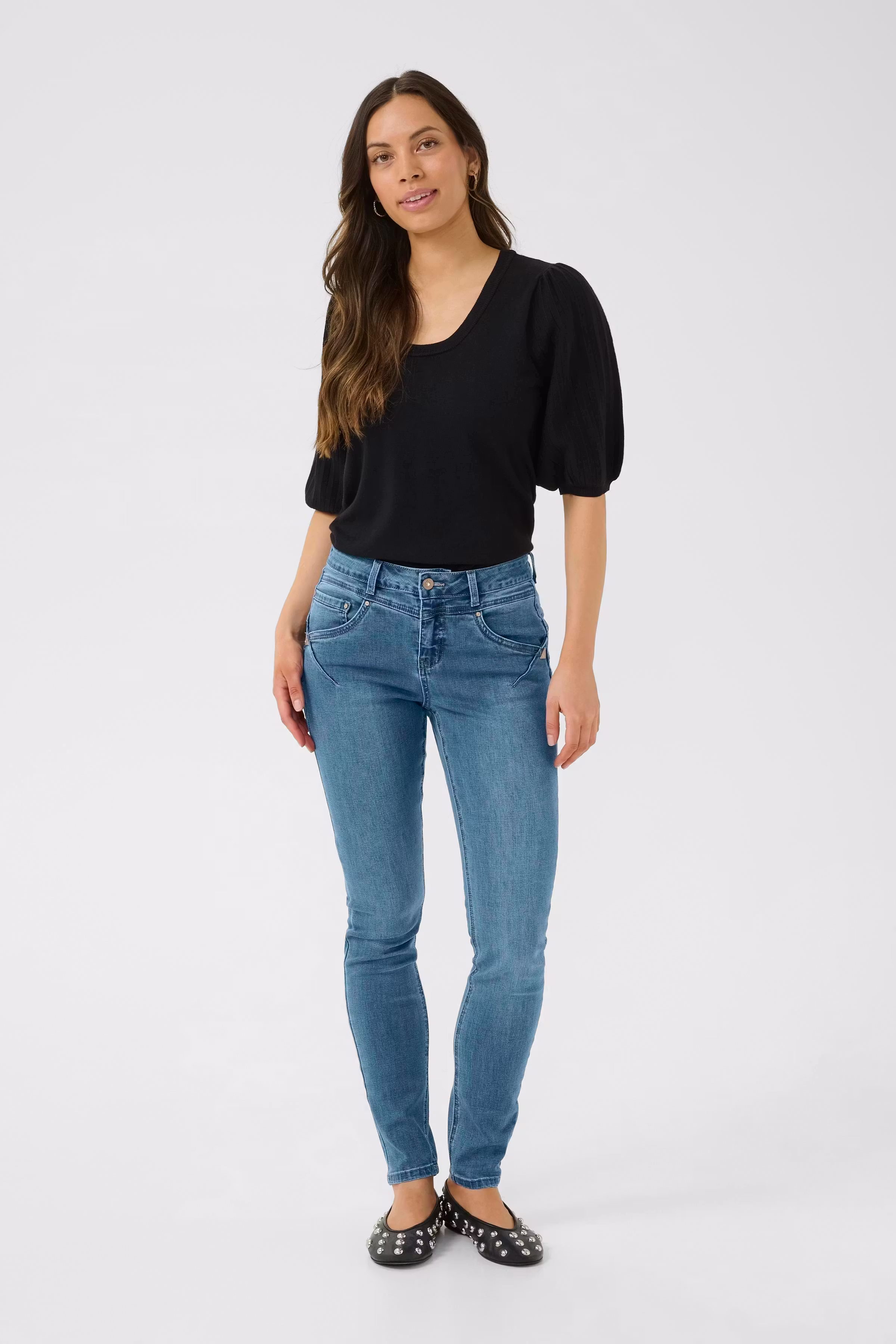Amalie Jeans LOOKBOOK FRONT 10604221-100116