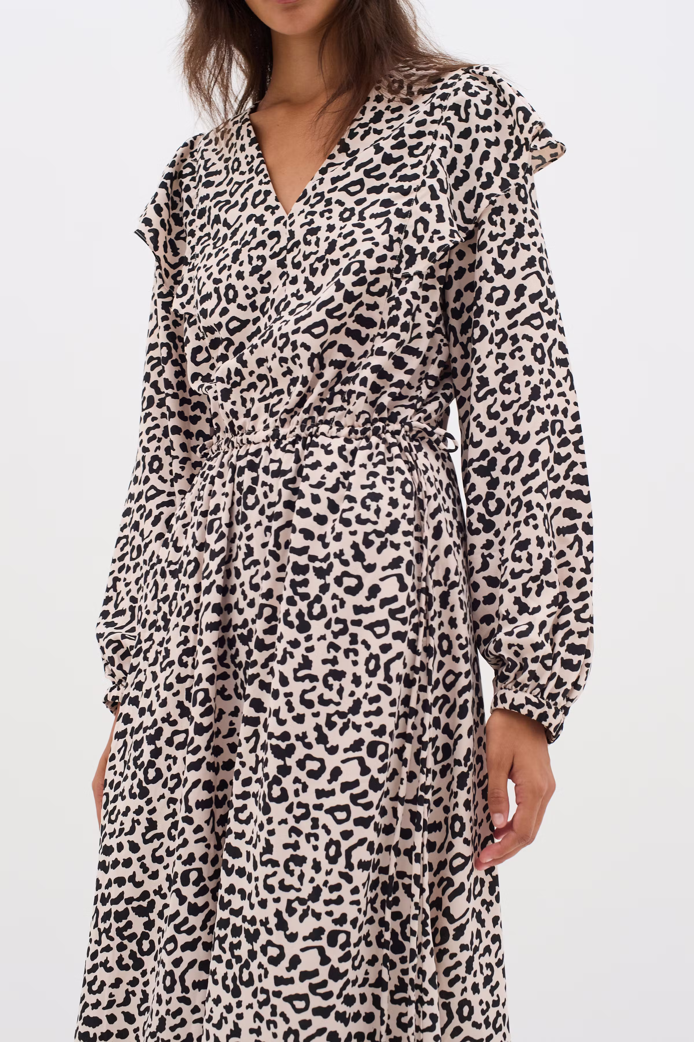 NinahIW V-neck Leopard Kleid LOOKBOOK DETAIL 30110398-300824