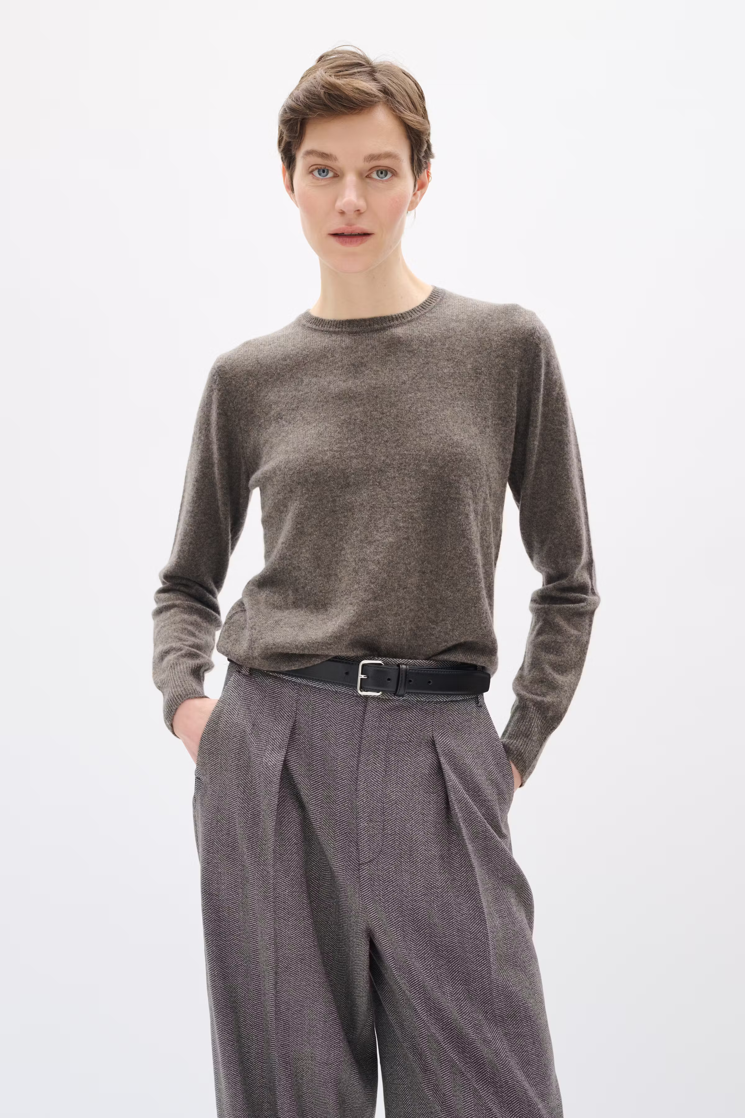 KahlaIW Pleated Byxor LOOKBOOK FRONT 30109734-191518