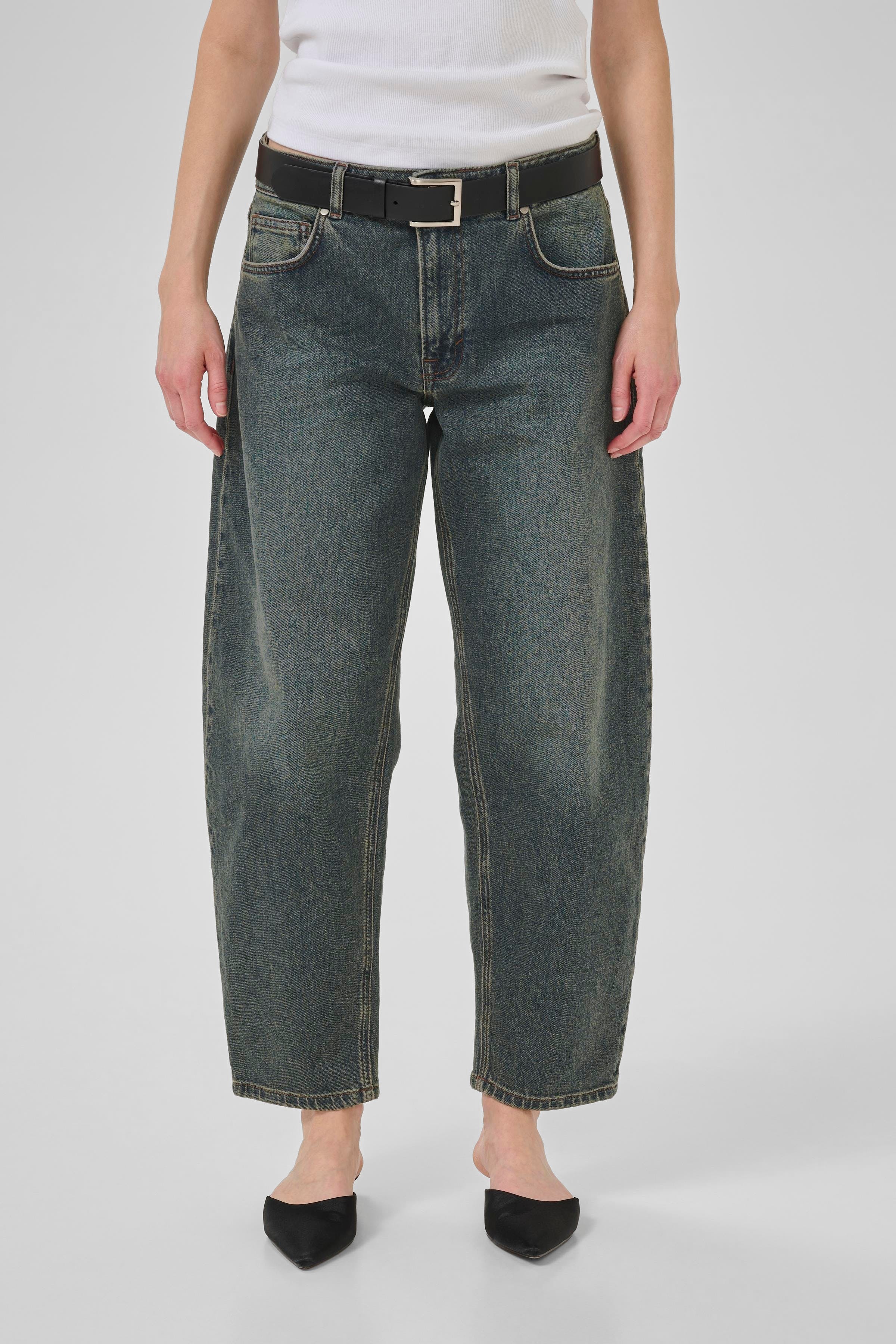 BalooMW Barrel Jeans LOOKBOOK FRONT 10705092-100066