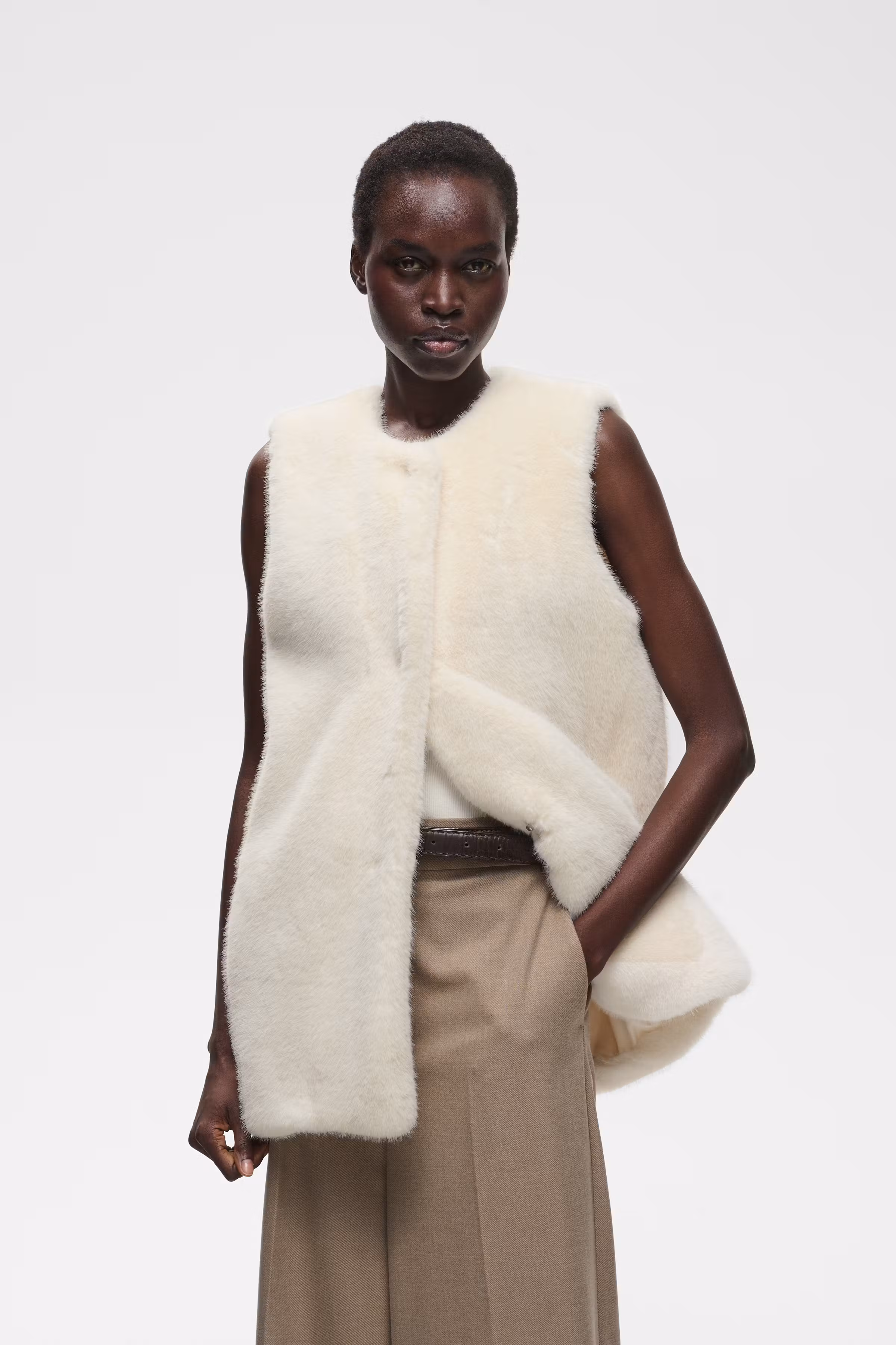 YASMINAHIW Weste LOOKBOOK FRONT 30112979-110907