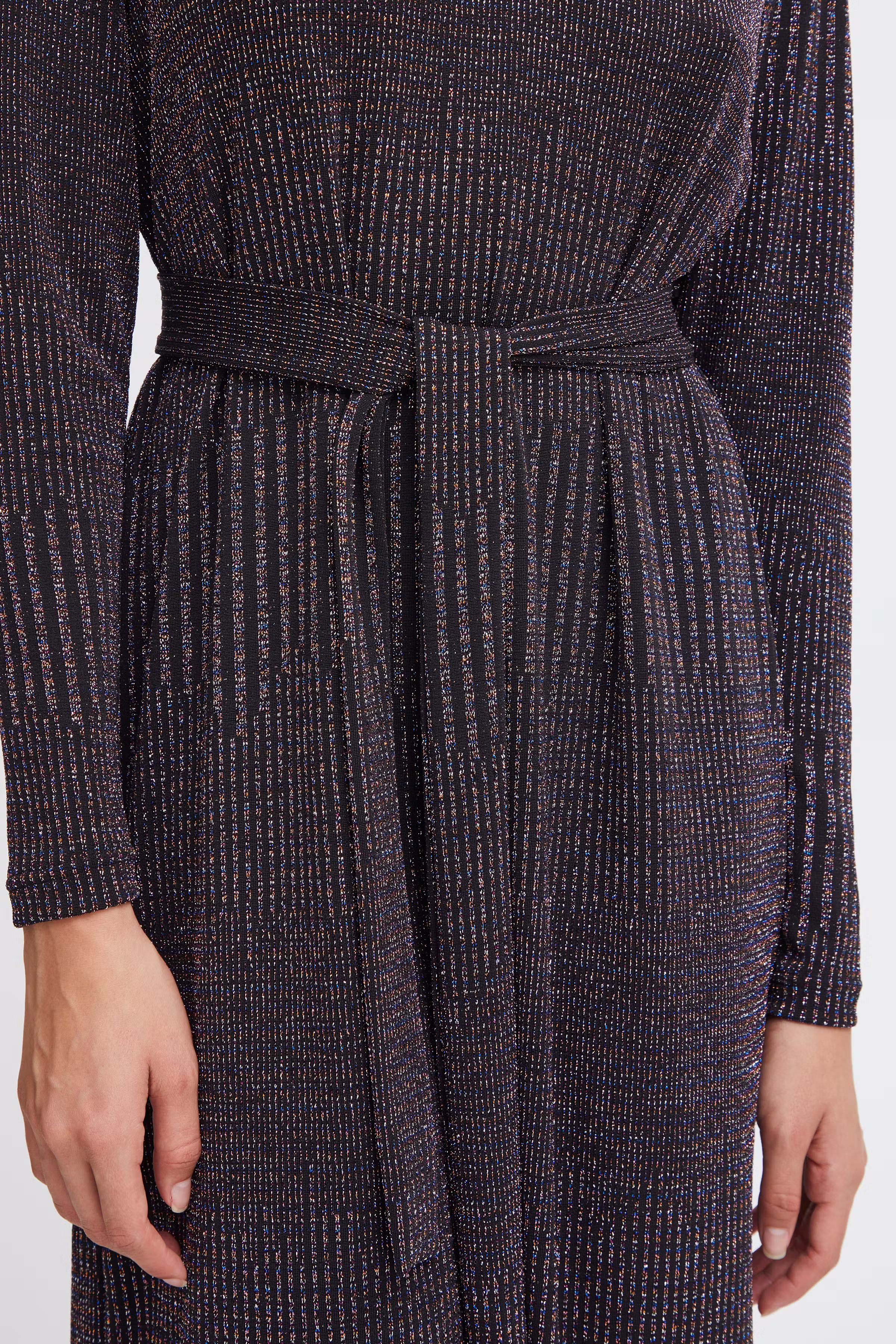 IHNILA Kjole LOOKBOOK DETAIL 20120069-194008