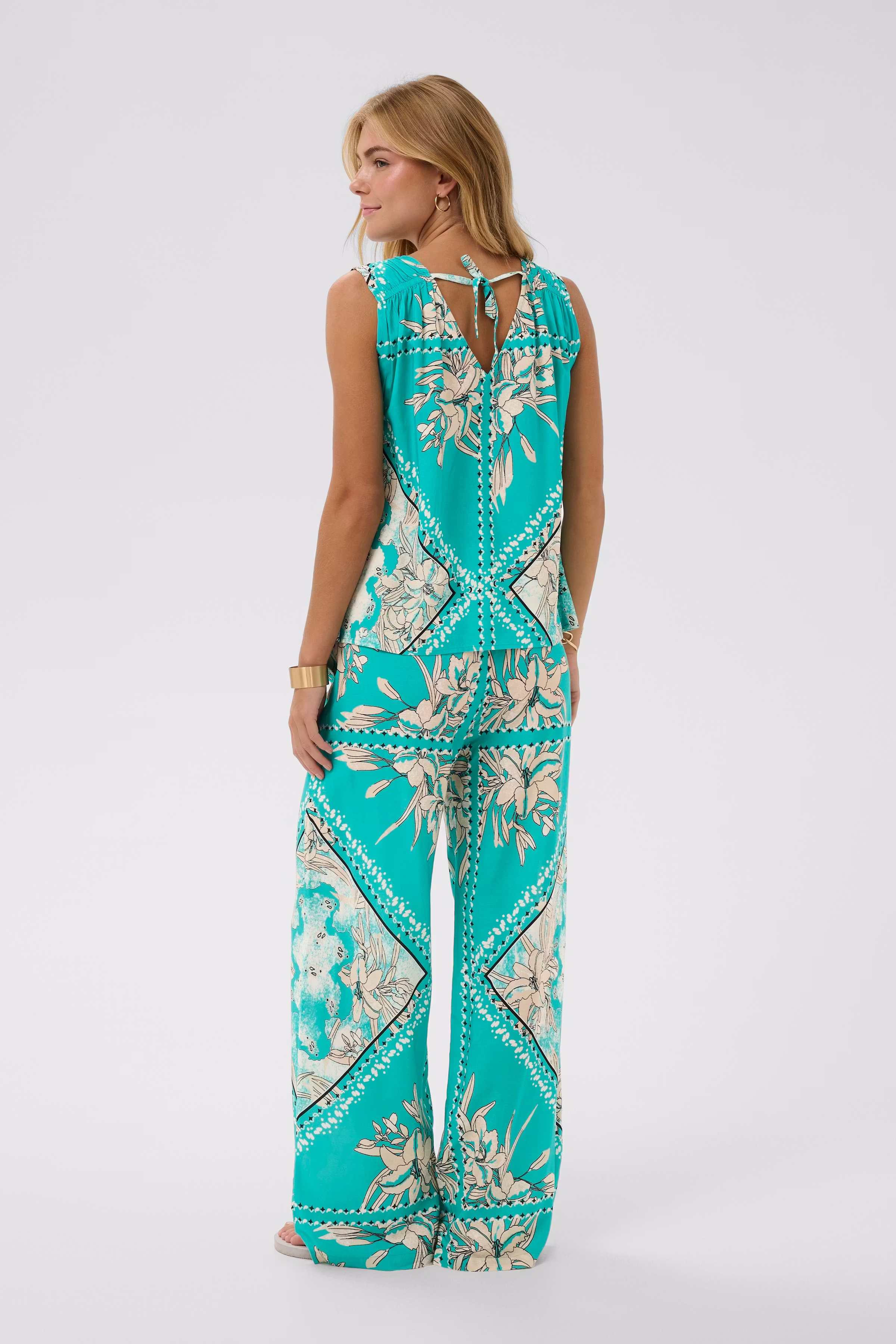 CRTiah Blouse LOOKBOOK BACK 10614986-109338